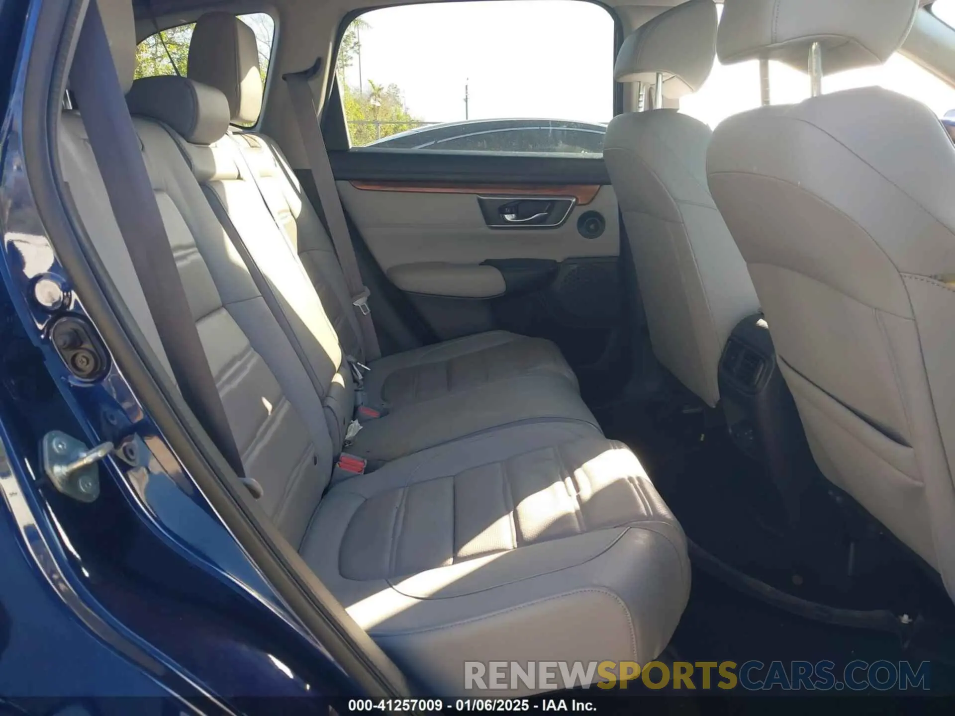 8 Photograph of a damaged car 5J6RW1H86KA039804 HONDA CR-V 2019