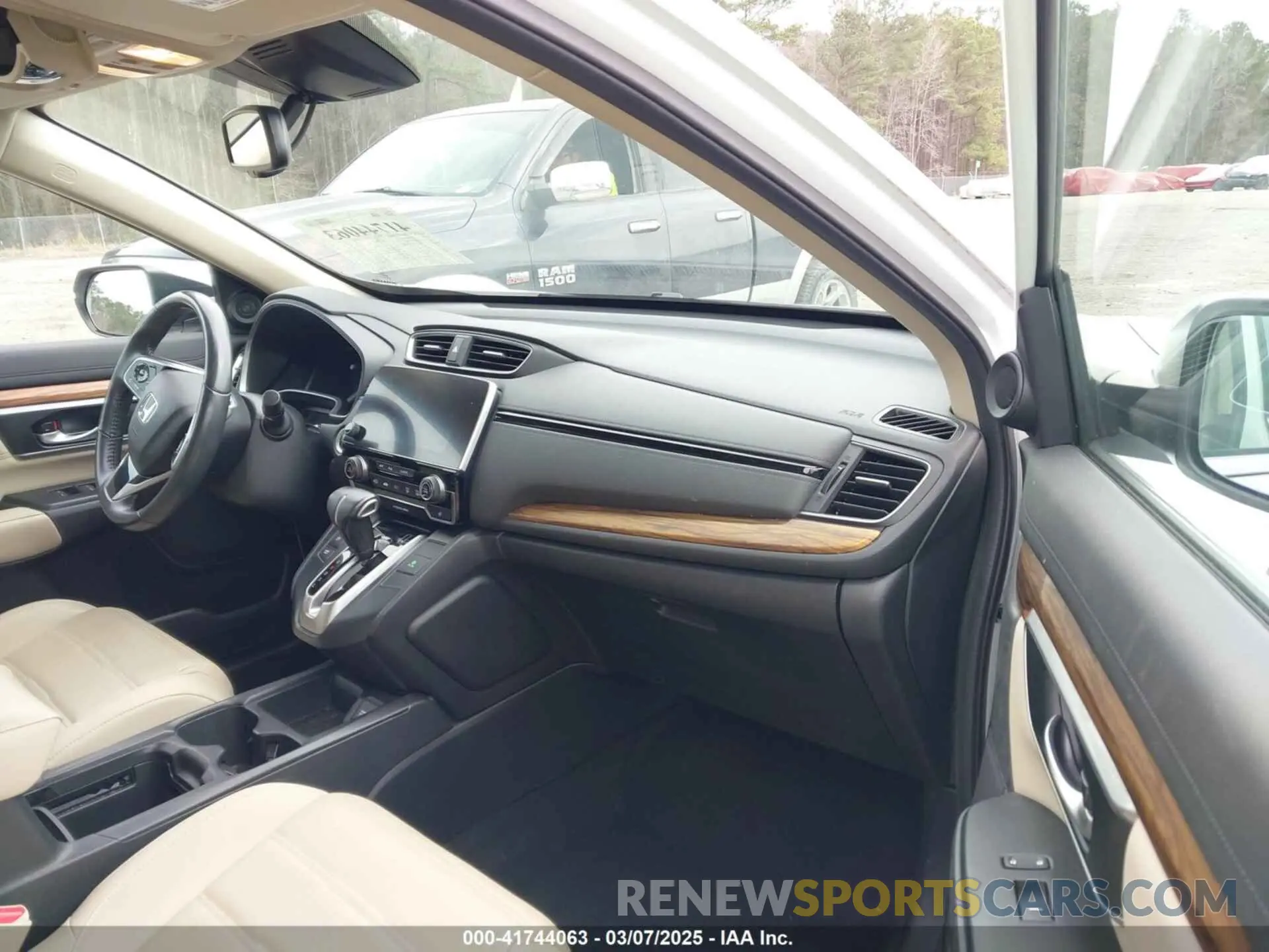 5 Photograph of a damaged car 5J6RW1H87KA026642 HONDA CR-V 2019