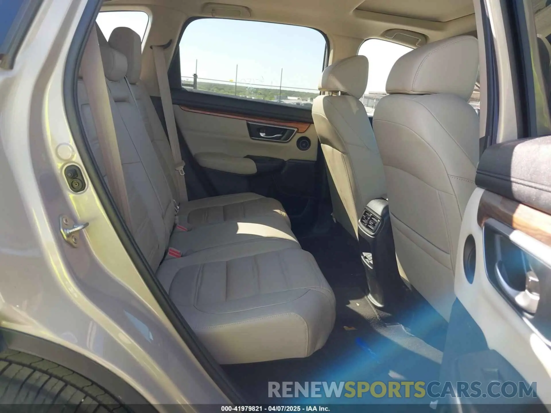 8 Photograph of a damaged car 5J6RW1H87KL005794 HONDA CR-V 2019