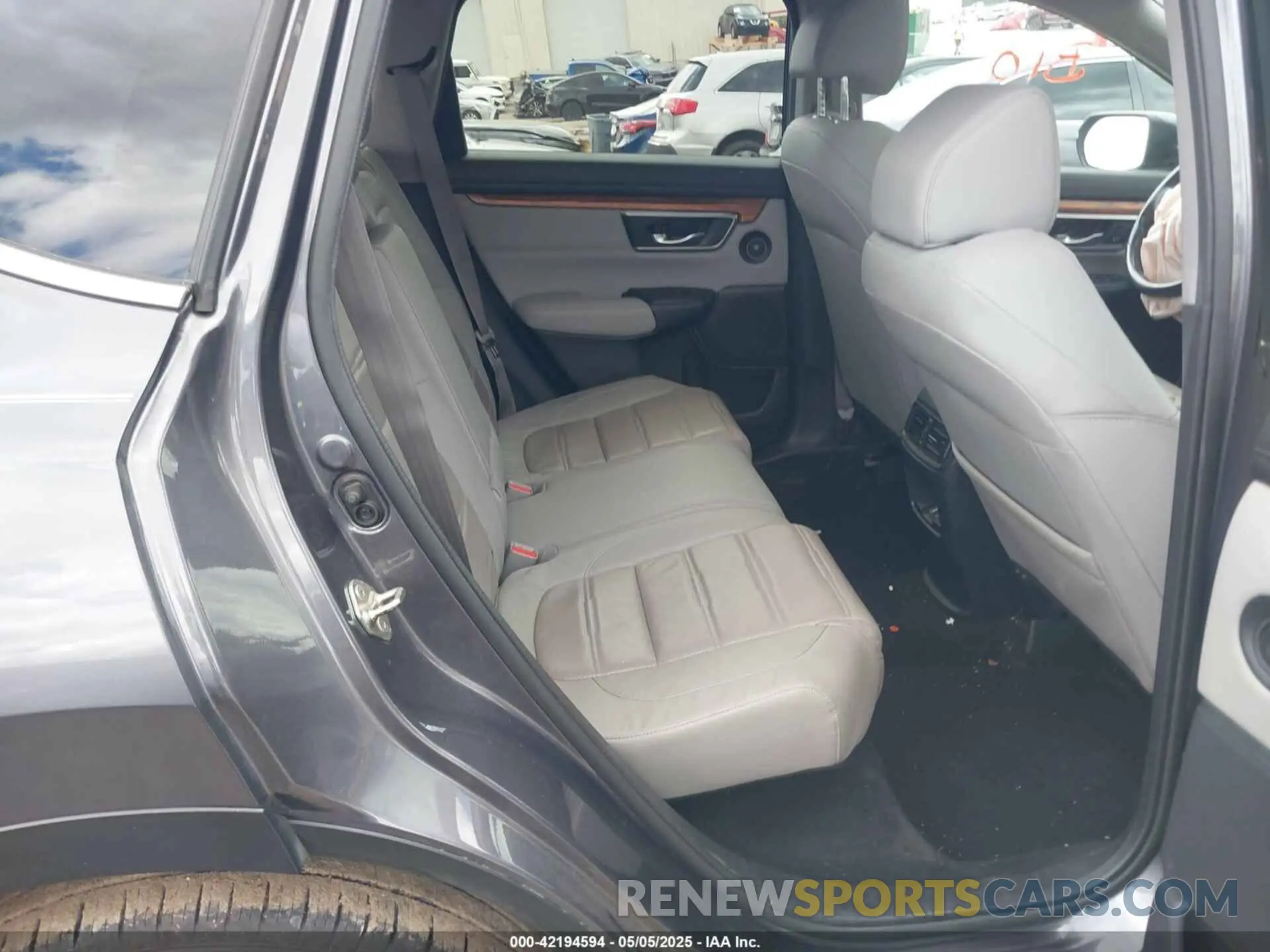 8 Photograph of a damaged car 5J6RW1H88KA027153 HONDA CR-V 2019