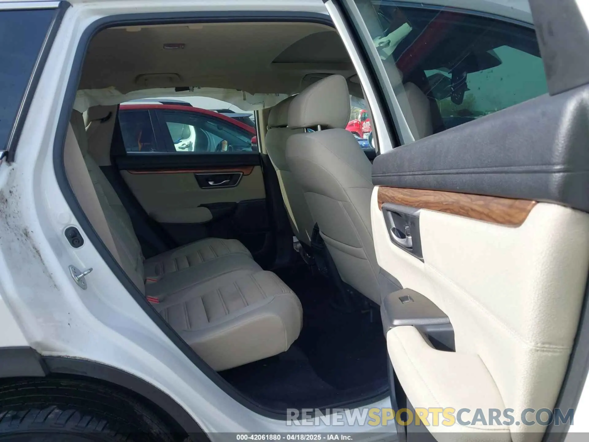 8 Photograph of a damaged car 5J6RW2H50KA004428 HONDA CR-V 2019