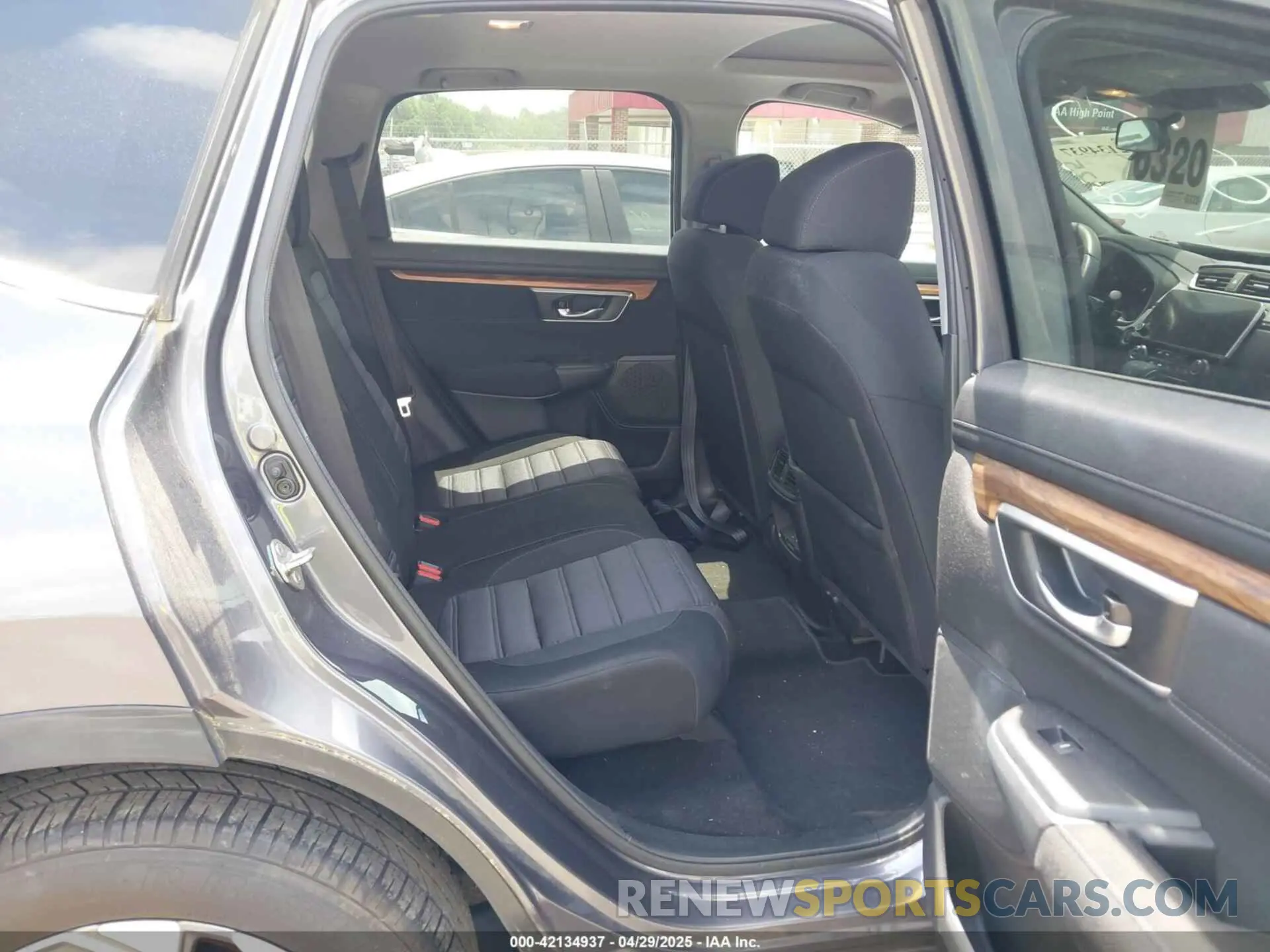 8 Photograph of a damaged car 5J6RW2H51KL007925 HONDA CR-V 2019