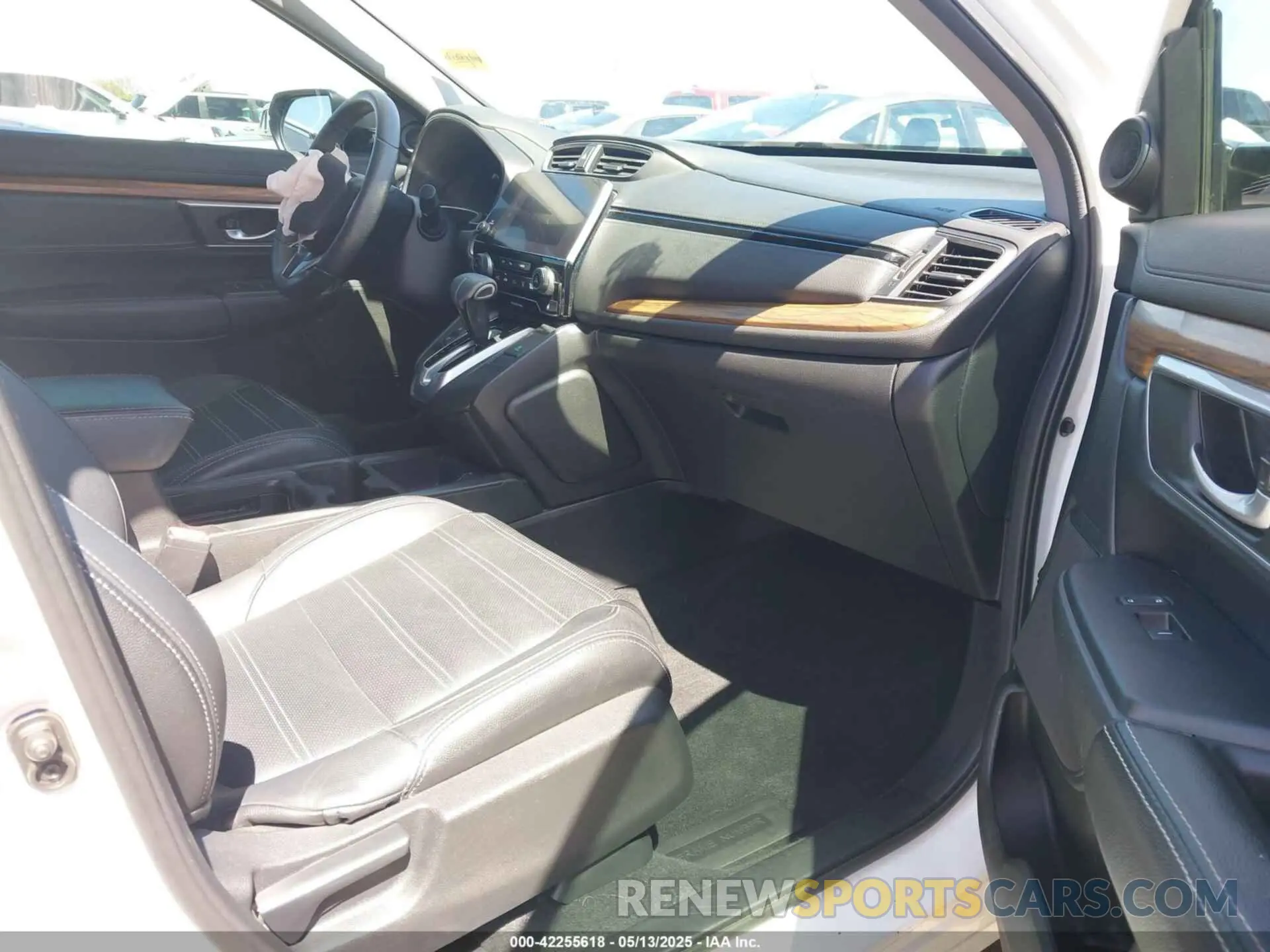 5 Photograph of a damaged car 5J6RW2H52KL012177 HONDA CR-V 2019