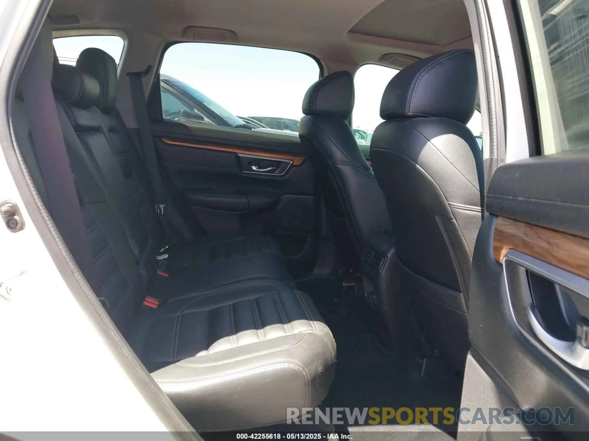8 Photograph of a damaged car 5J6RW2H52KL012177 HONDA CR-V 2019