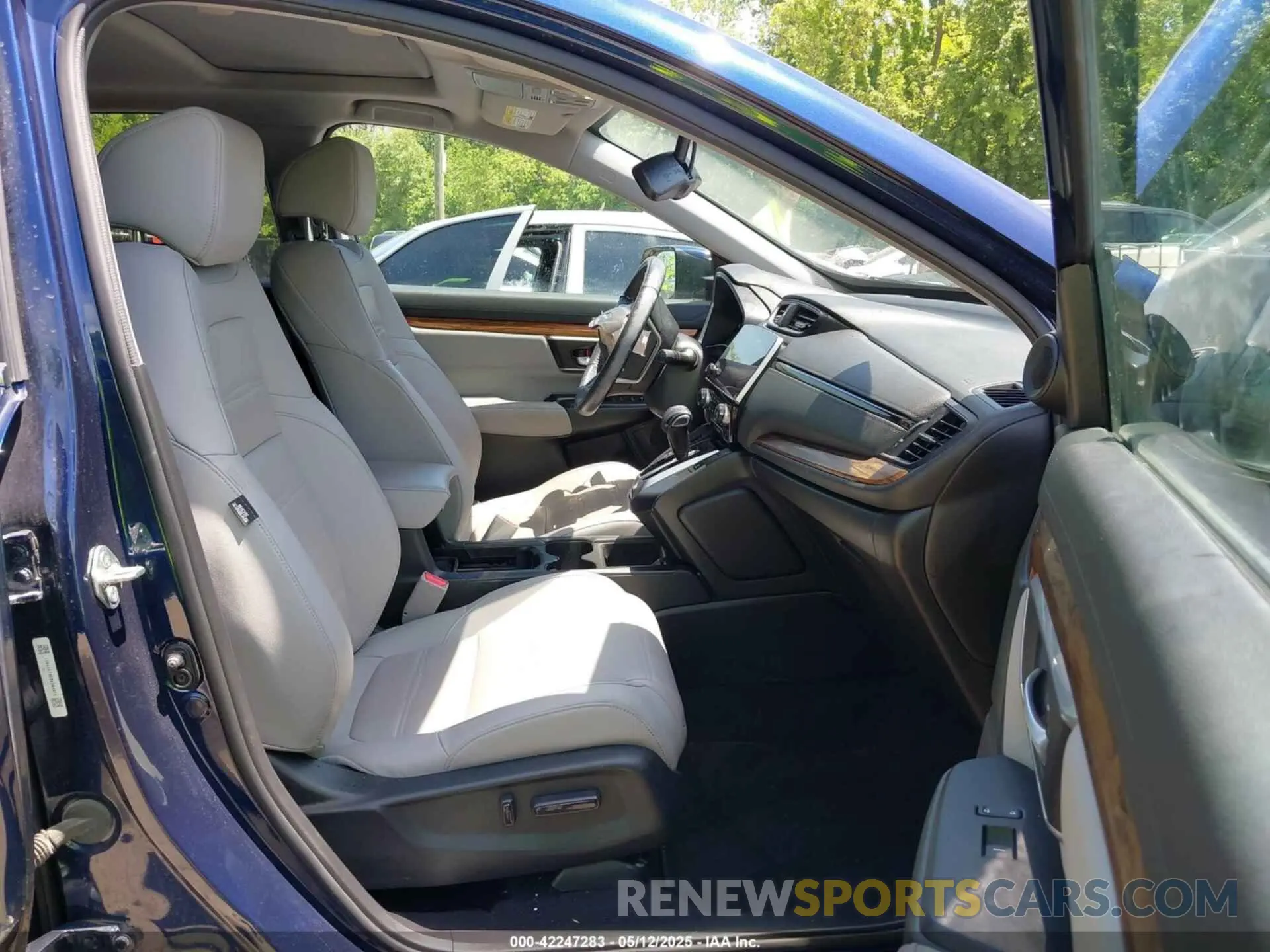 5 Photograph of a damaged car 5J6RW2H82KL020631 HONDA CR-V 2019
