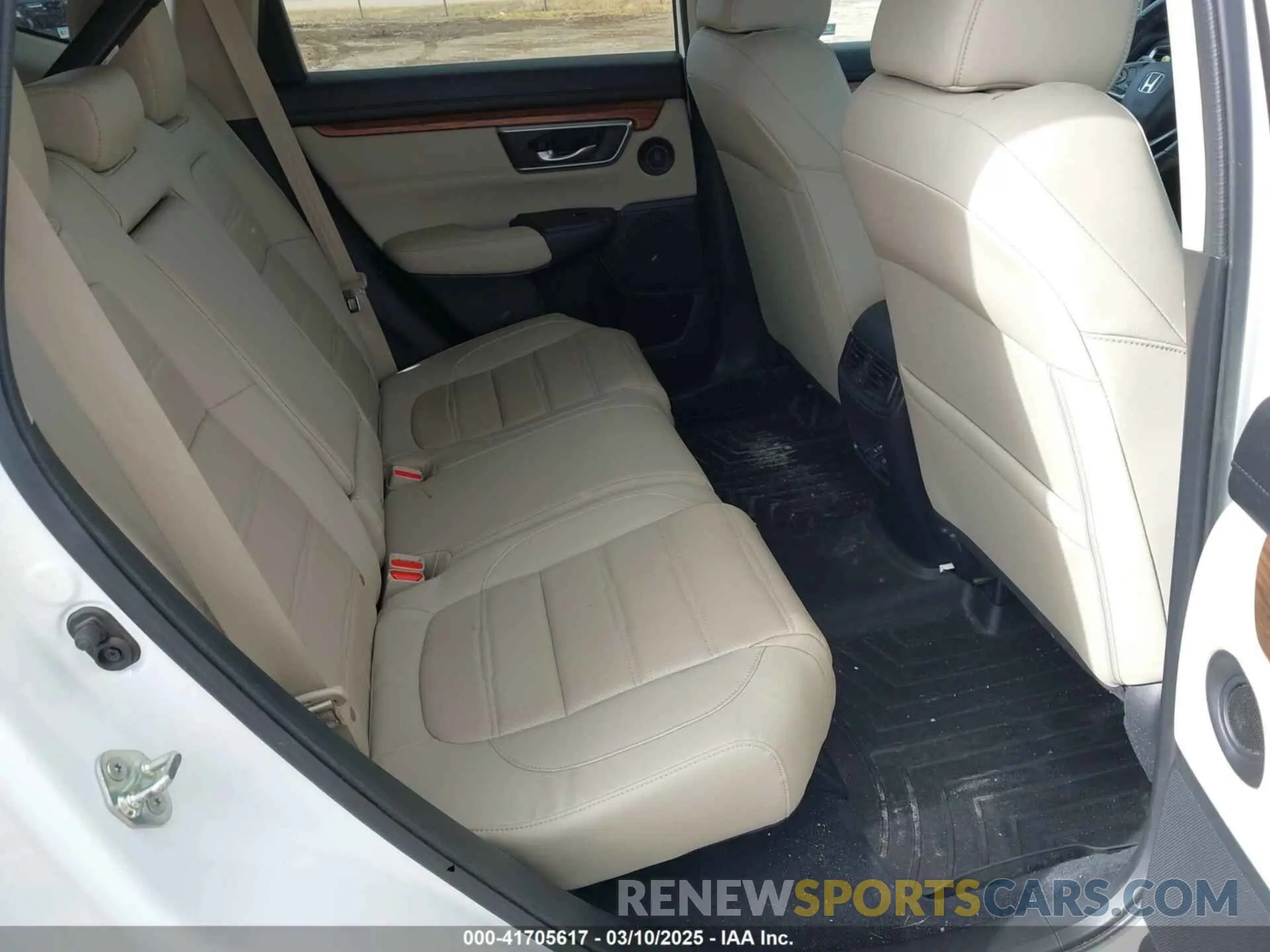 8 Photograph of a damaged car 5J6RW2H83KA010069 HONDA CR-V 2019