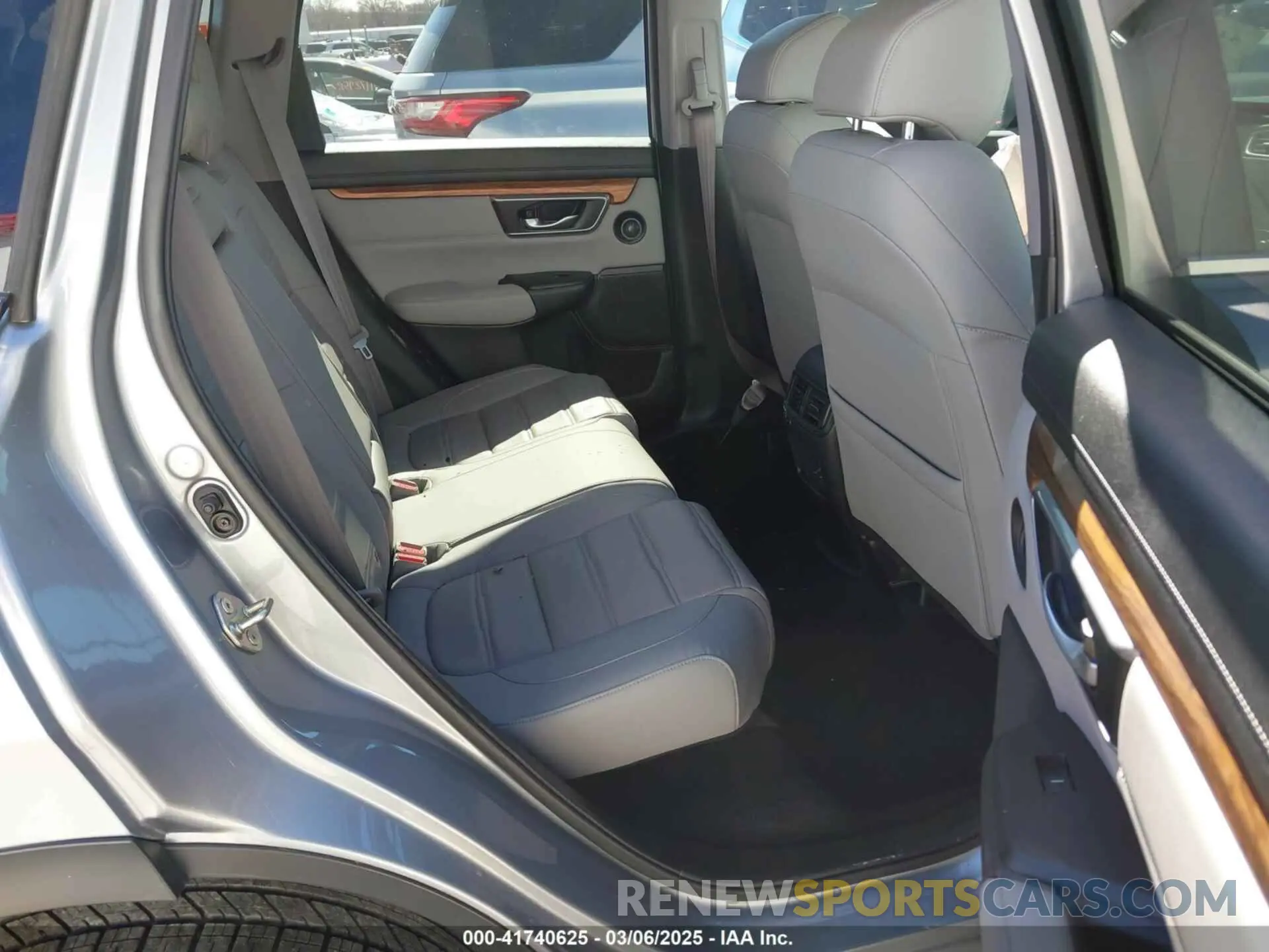 8 Photograph of a damaged car 5J6RW2H83KL022677 HONDA CR-V 2019