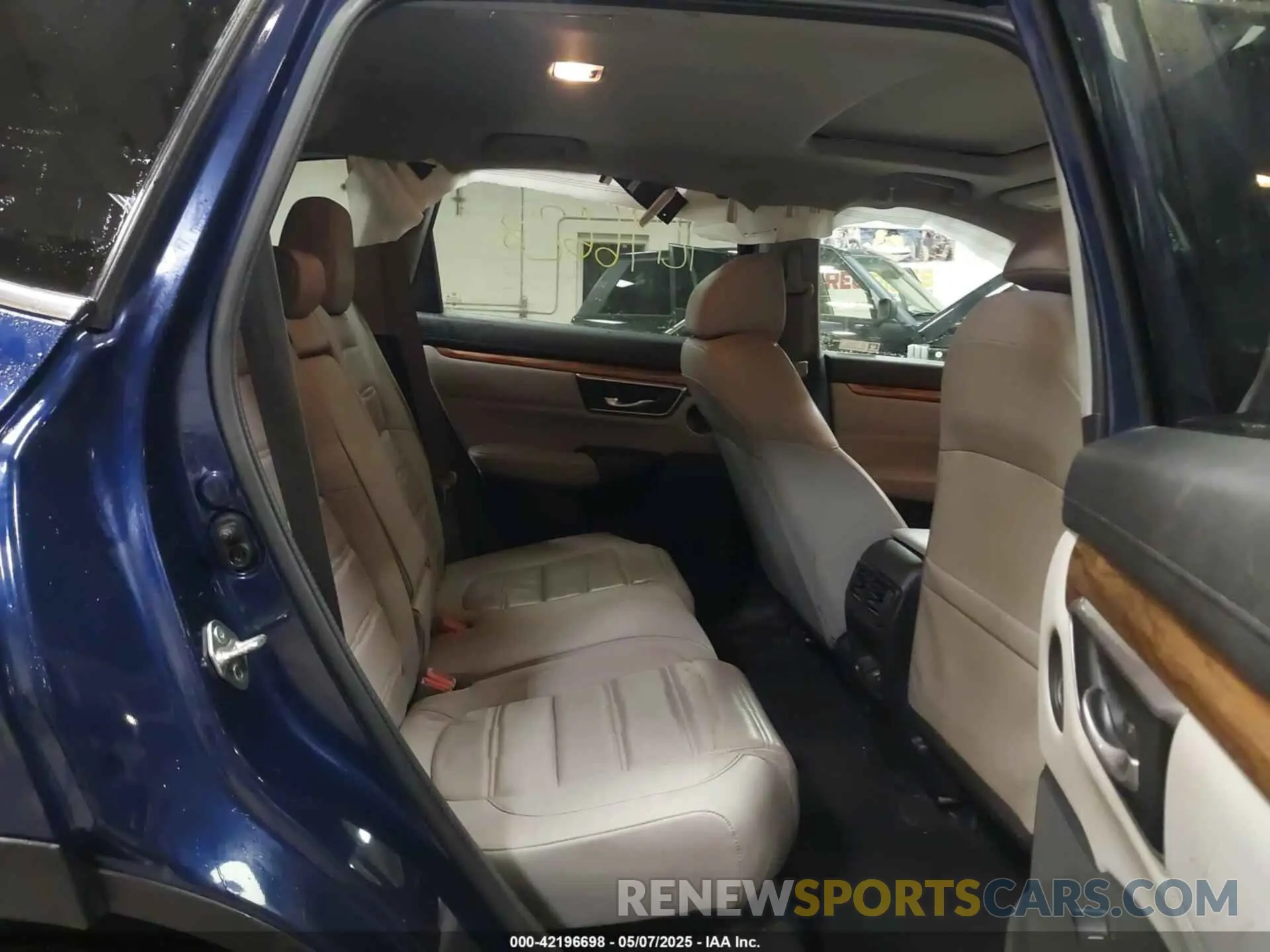 8 Photograph of a damaged car 5J6RW2H85KA000269 HONDA CR-V 2019