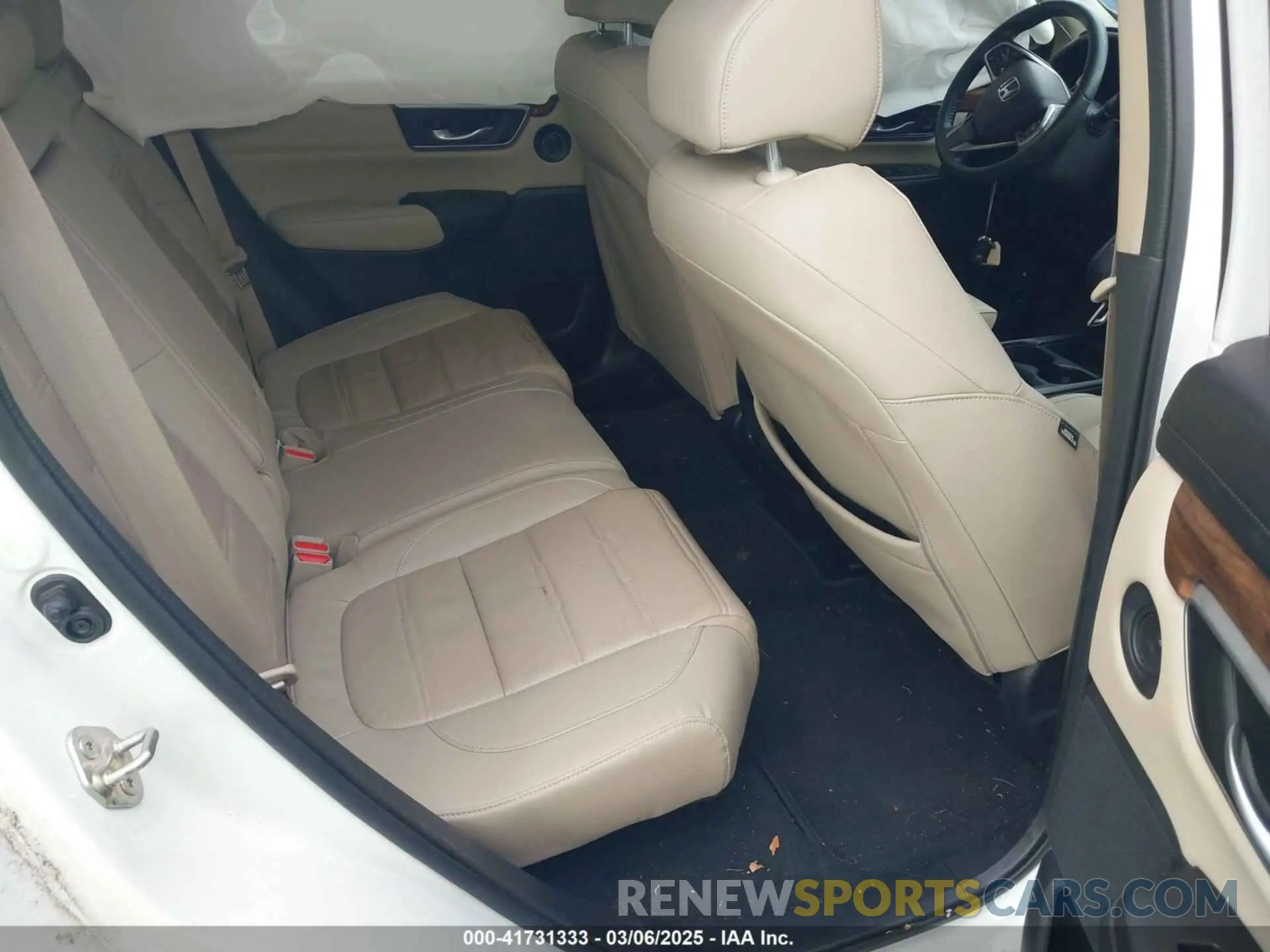 8 Photograph of a damaged car 5J6RW2H94KL003791 HONDA CR-V 2019