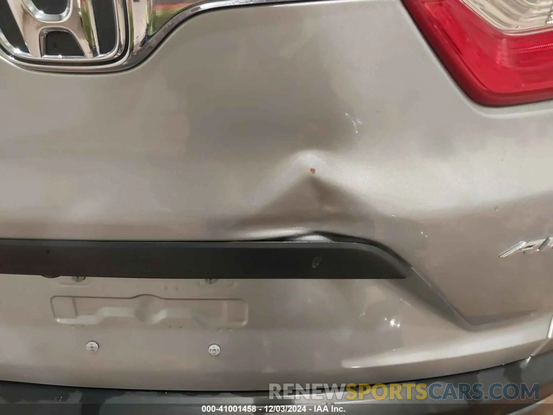 18 Photograph of a damaged car 5J6RW6H35KL001664 HONDA CR-V 2019