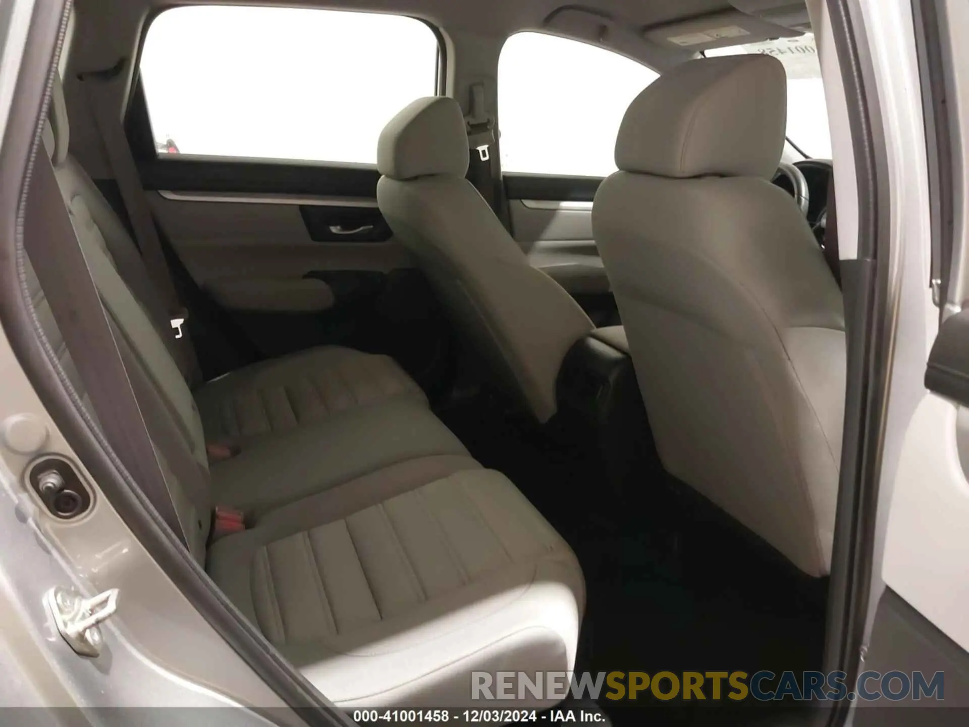 8 Photograph of a damaged car 5J6RW6H35KL001664 HONDA CR-V 2019