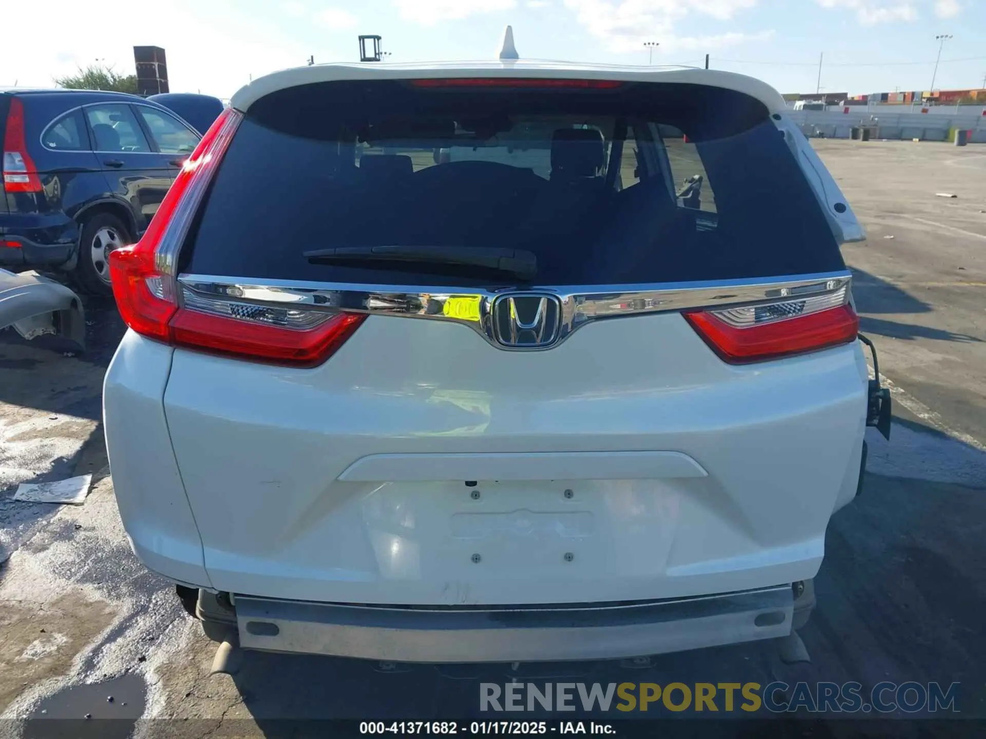 17 Photograph of a damaged car 7FARW1H56KE026283 HONDA CR-V 2019