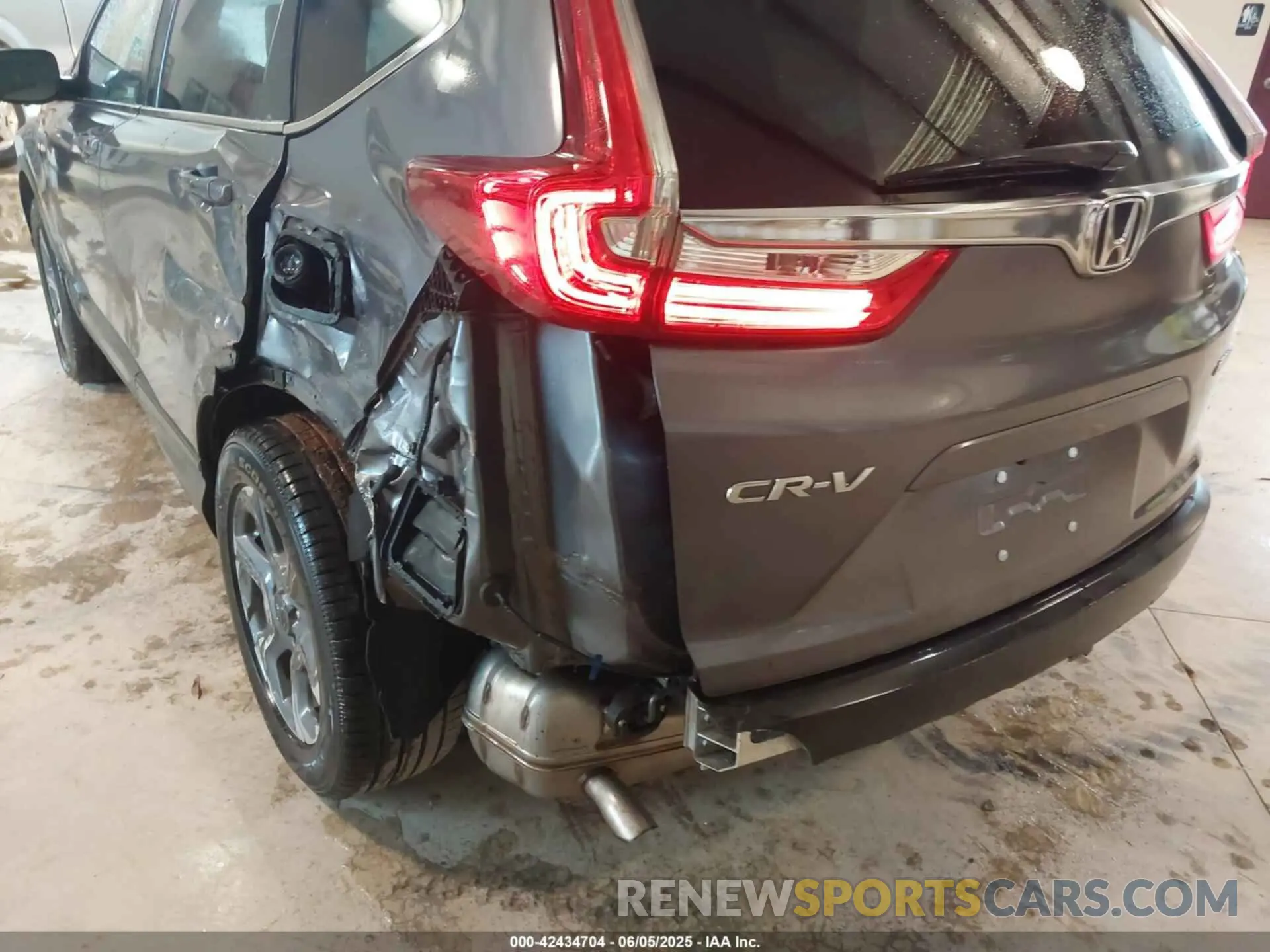 17 Photograph of a damaged car 7FARW2H58KE014870 HONDA CR-V 2019