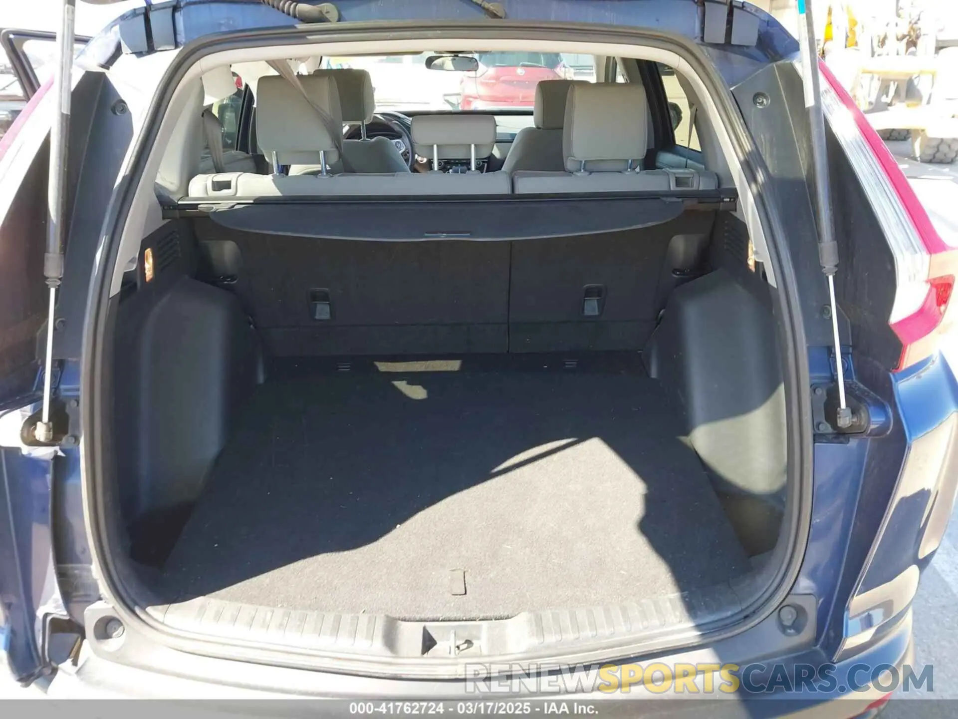 17 Photograph of a damaged car 7FARW2H59KE035470 HONDA CR-V 2019