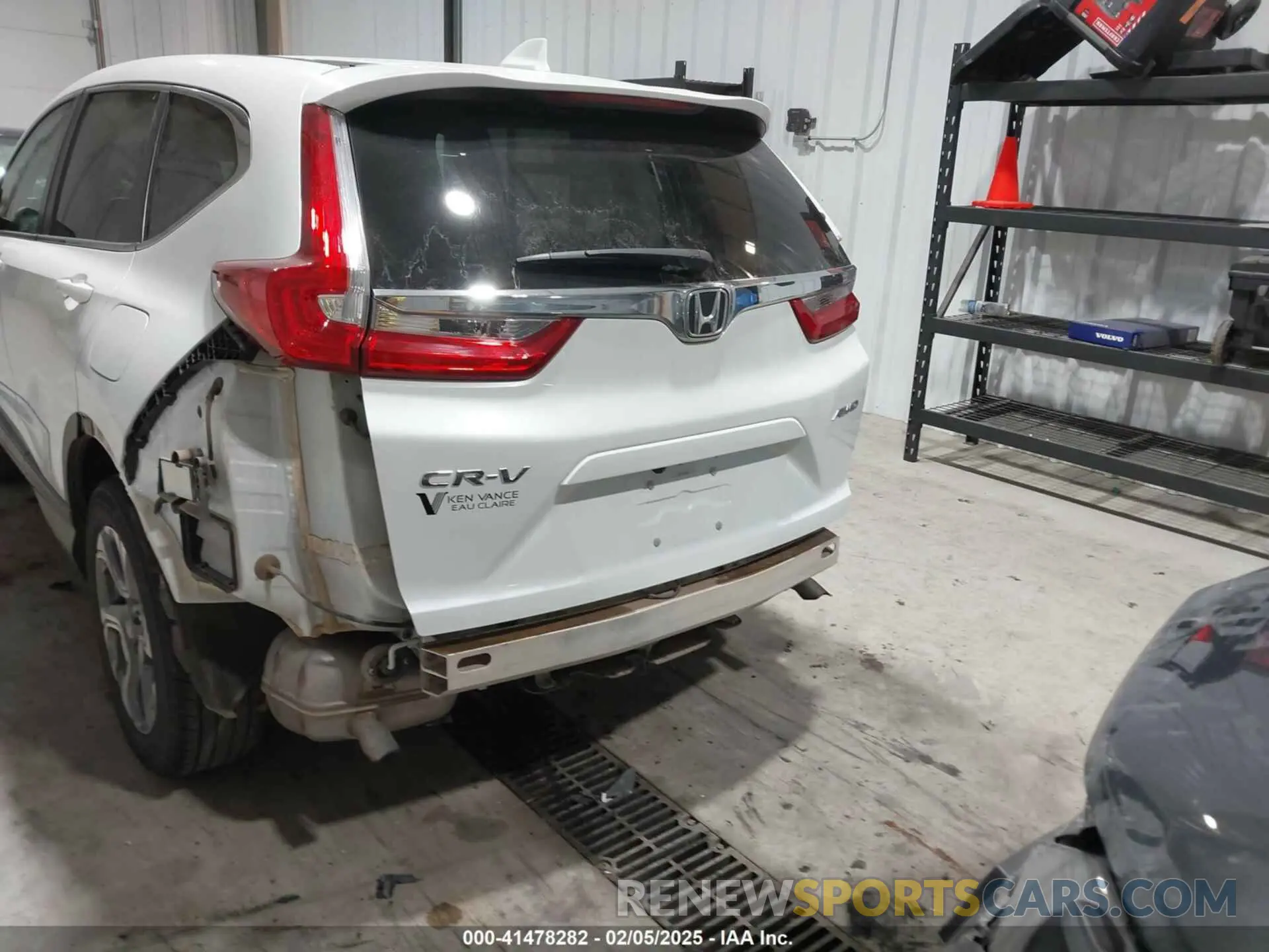 18 Photograph of a damaged car 7FARW2H85KE031006 HONDA CR-V 2019