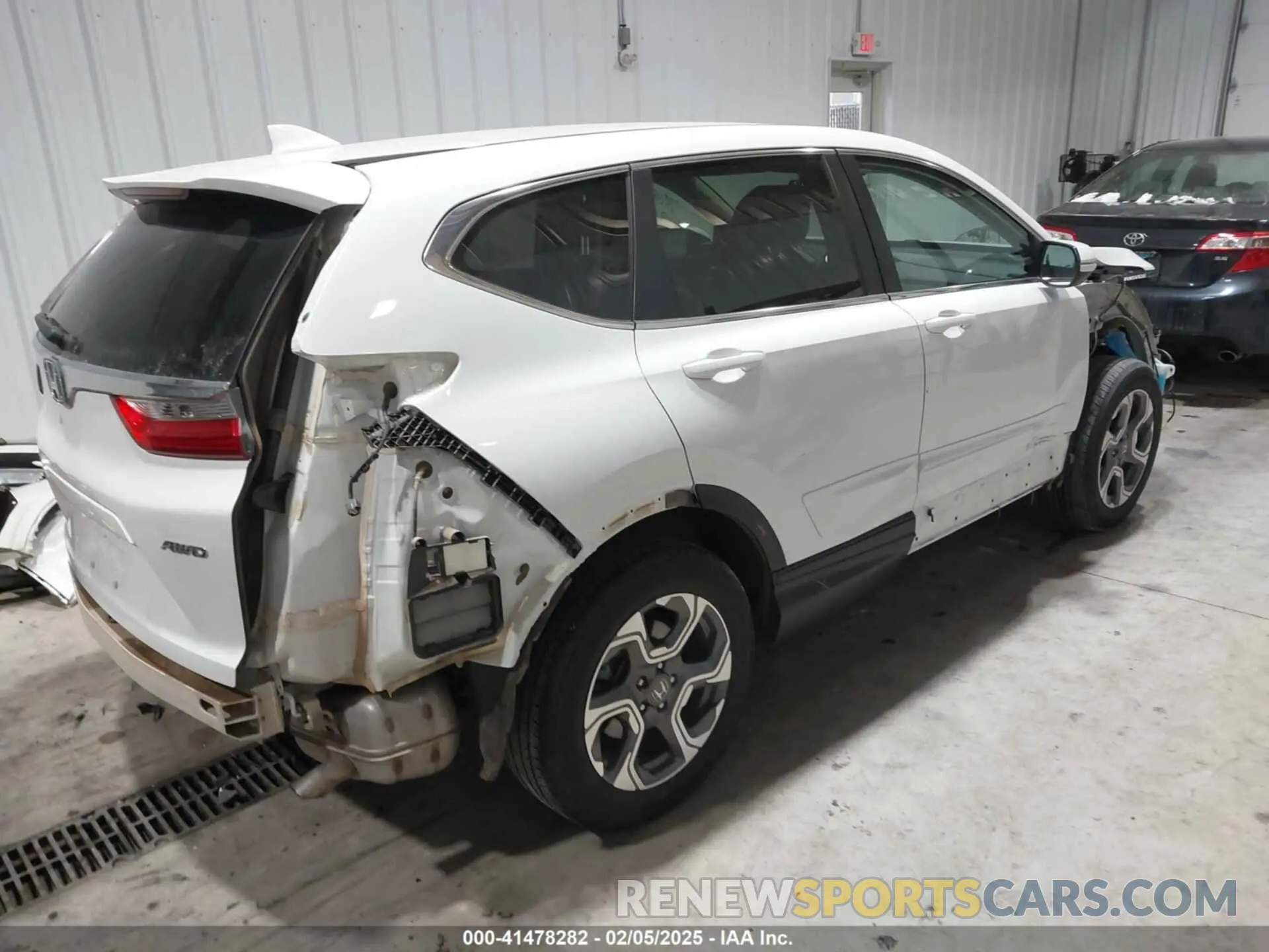4 Photograph of a damaged car 7FARW2H85KE031006 HONDA CR-V 2019