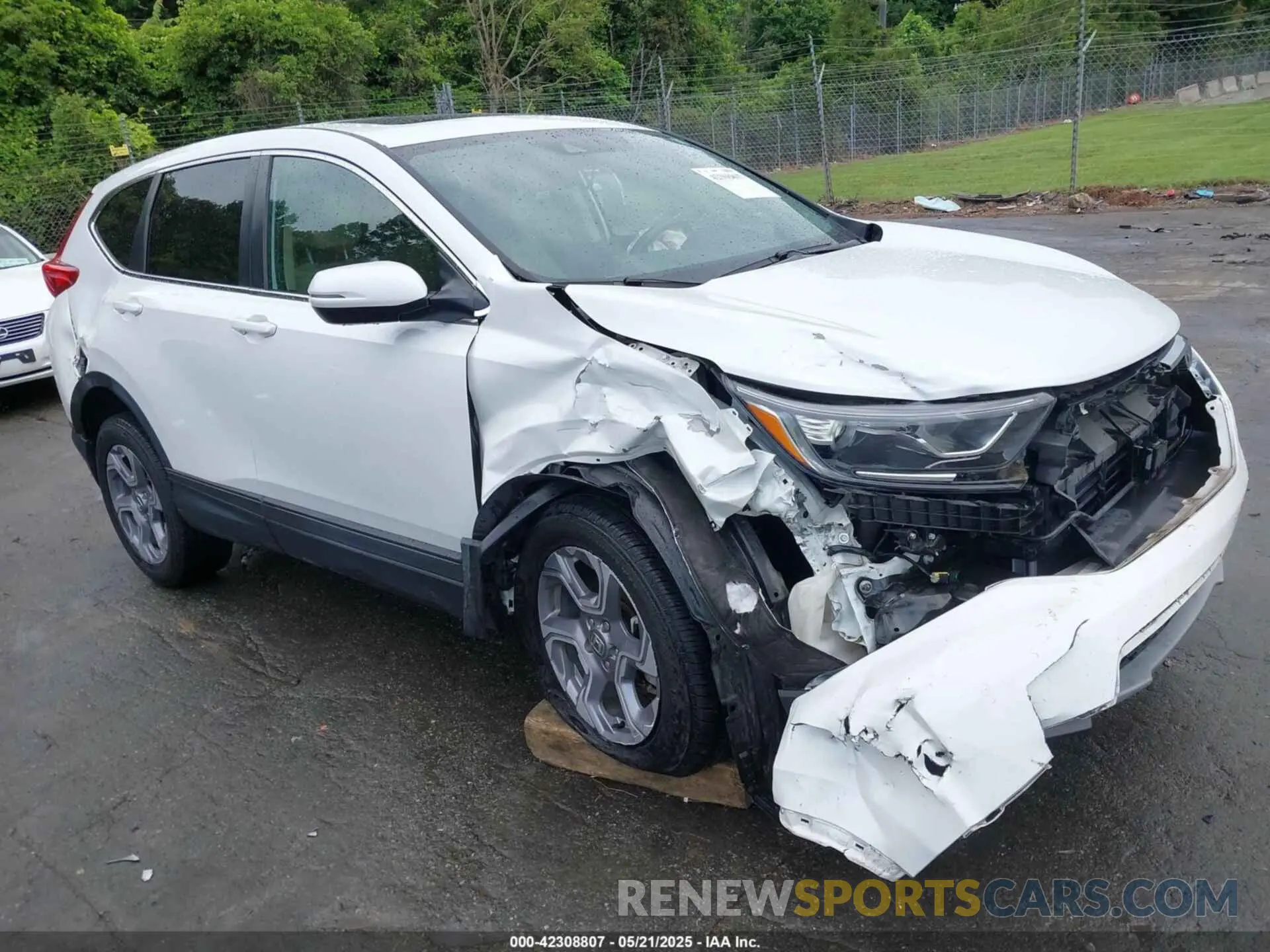 1 Photograph of a damaged car 7FARW2H87KE052827 HONDA CR-V 2019