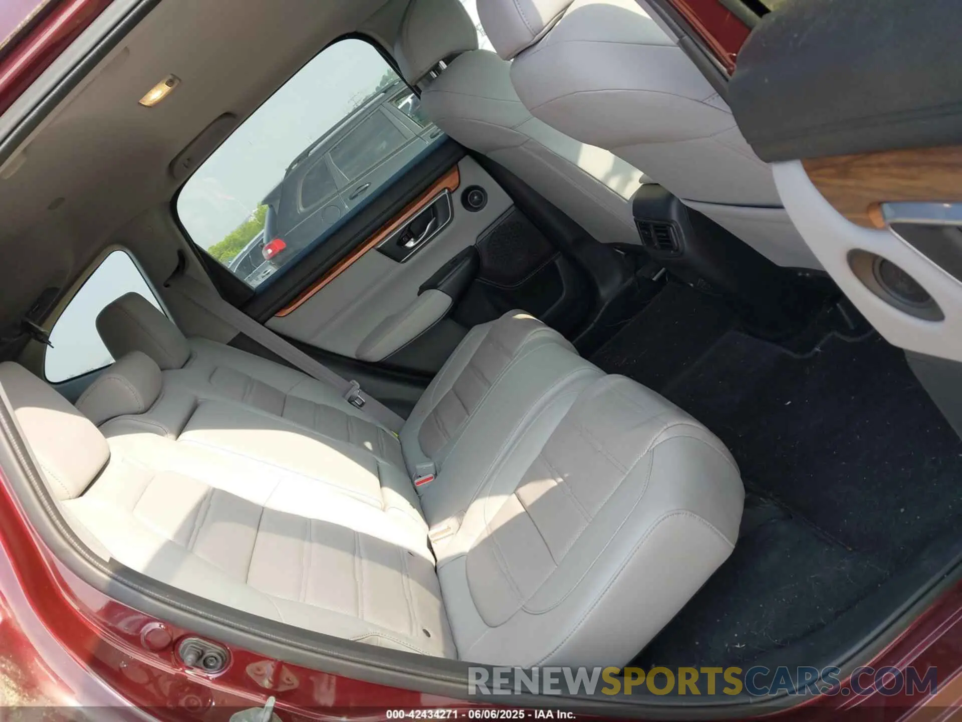 8 Photograph of a damaged car 7FARW2H89KE025743 HONDA CR-V 2019
