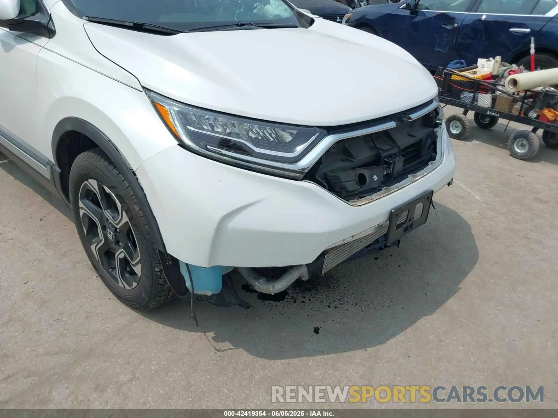 18 Photograph of a damaged car 7FARW2H98KE041621 HONDA CR-V 2019