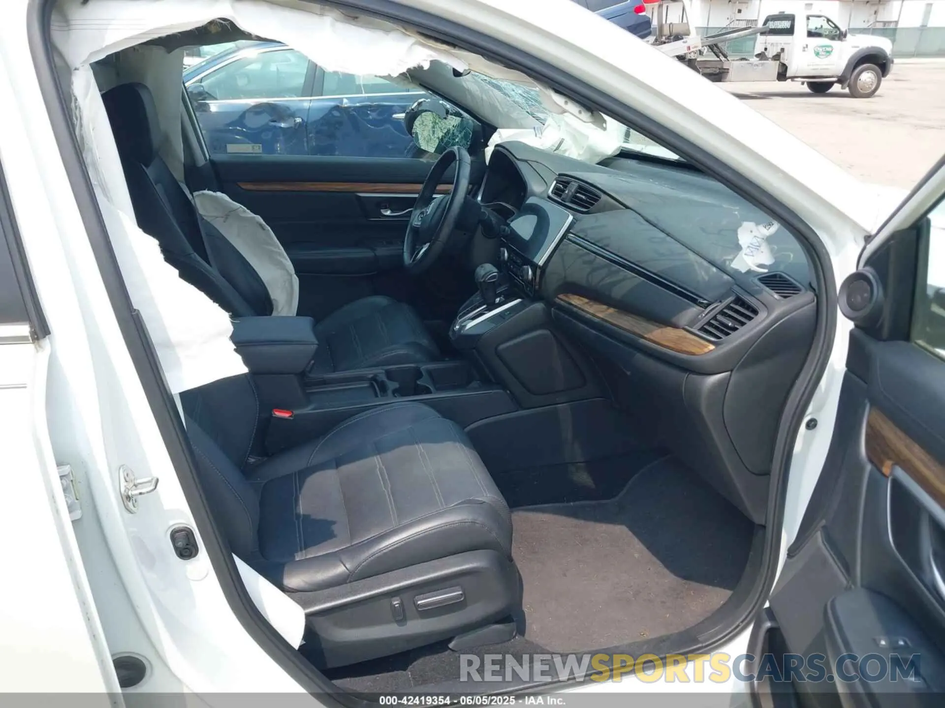 5 Photograph of a damaged car 7FARW2H98KE041621 HONDA CR-V 2019