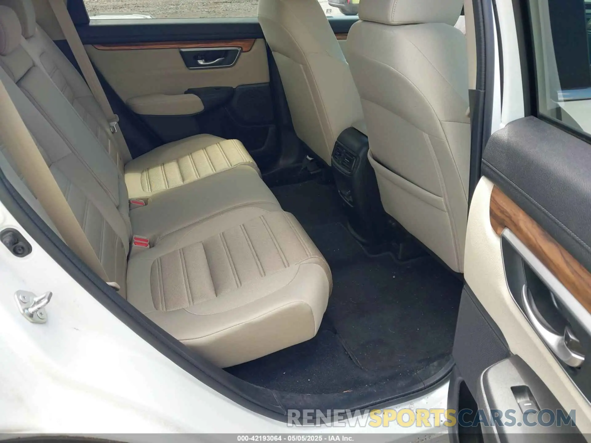8 Photograph of a damaged car 2HKRW2H57L8645401 HONDA CR-V 2020