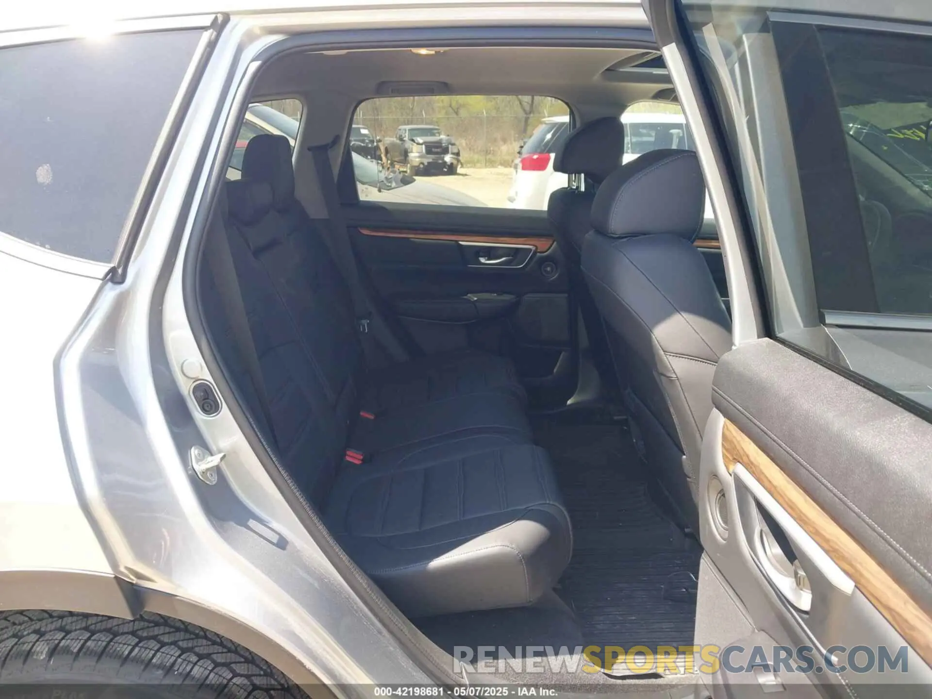 8 Photograph of a damaged car 5J6RW2H83LL041537 HONDA CR-V 2020