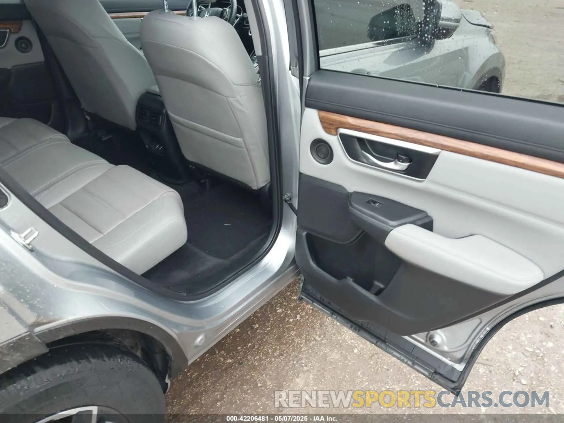 8 Photograph of a damaged car 7FARW1H87LE002747 HONDA CR-V 2020