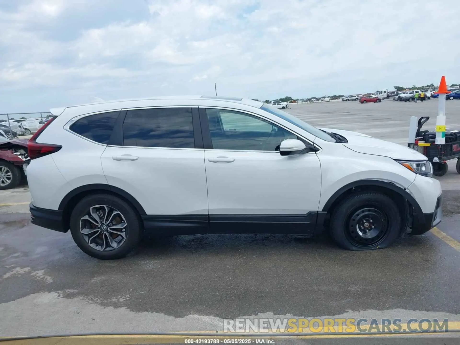 14 Photograph of a damaged car 2HKRW1H57MH411528 HONDA CR-V 2021