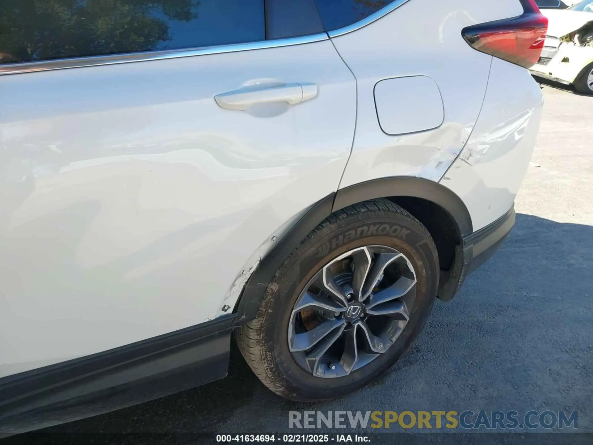 17 Photograph of a damaged car 2HKRW1H86NH400838 HONDA CR-V 2022