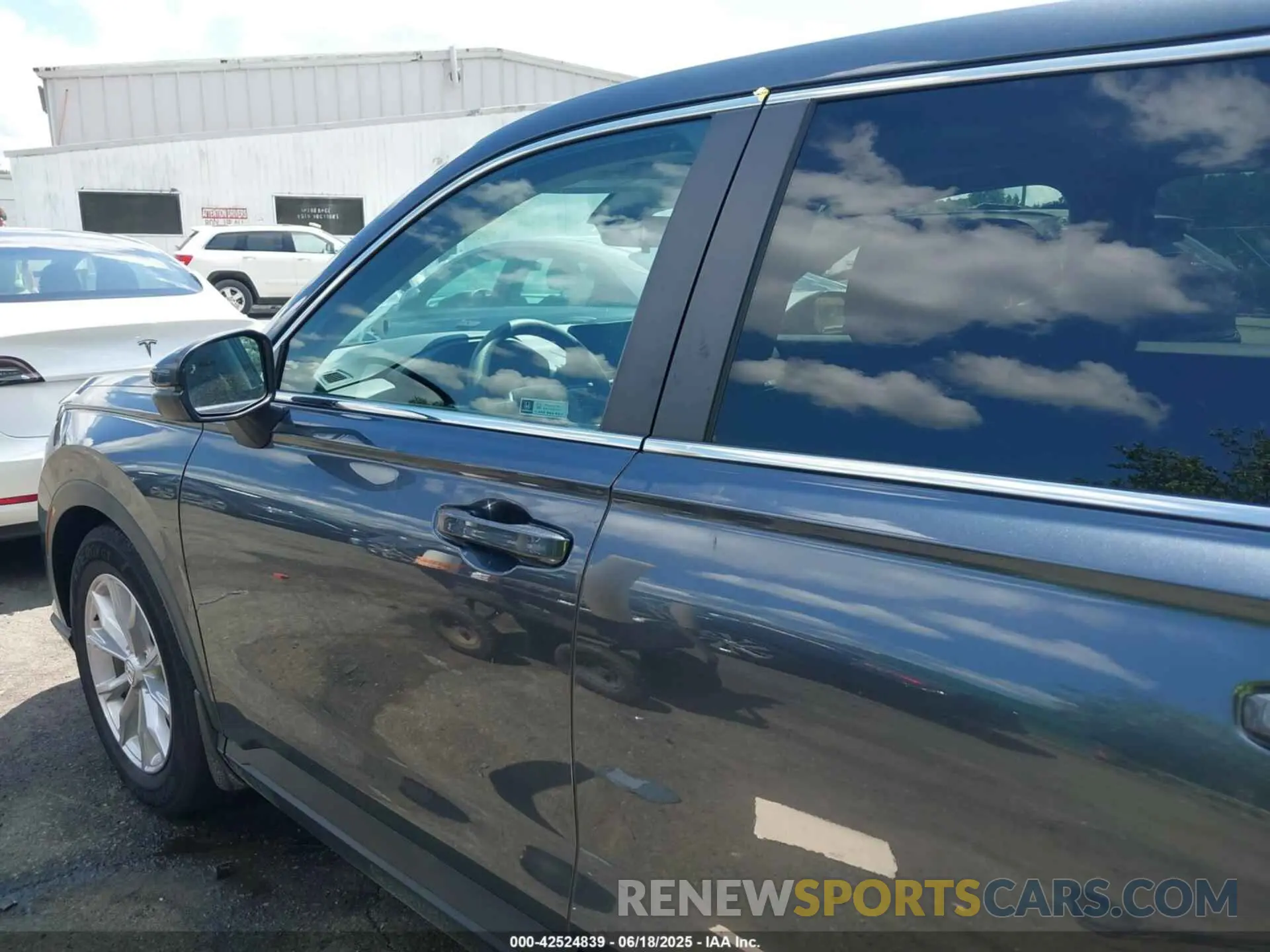 14 Photograph of a damaged car 2HKRS3H48PH302840 HONDA CR-V 2023