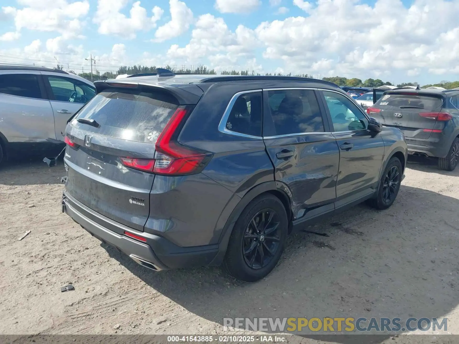 4 Photograph of a damaged car 2HKRS5H59PH701843 HONDA CR-V 2023