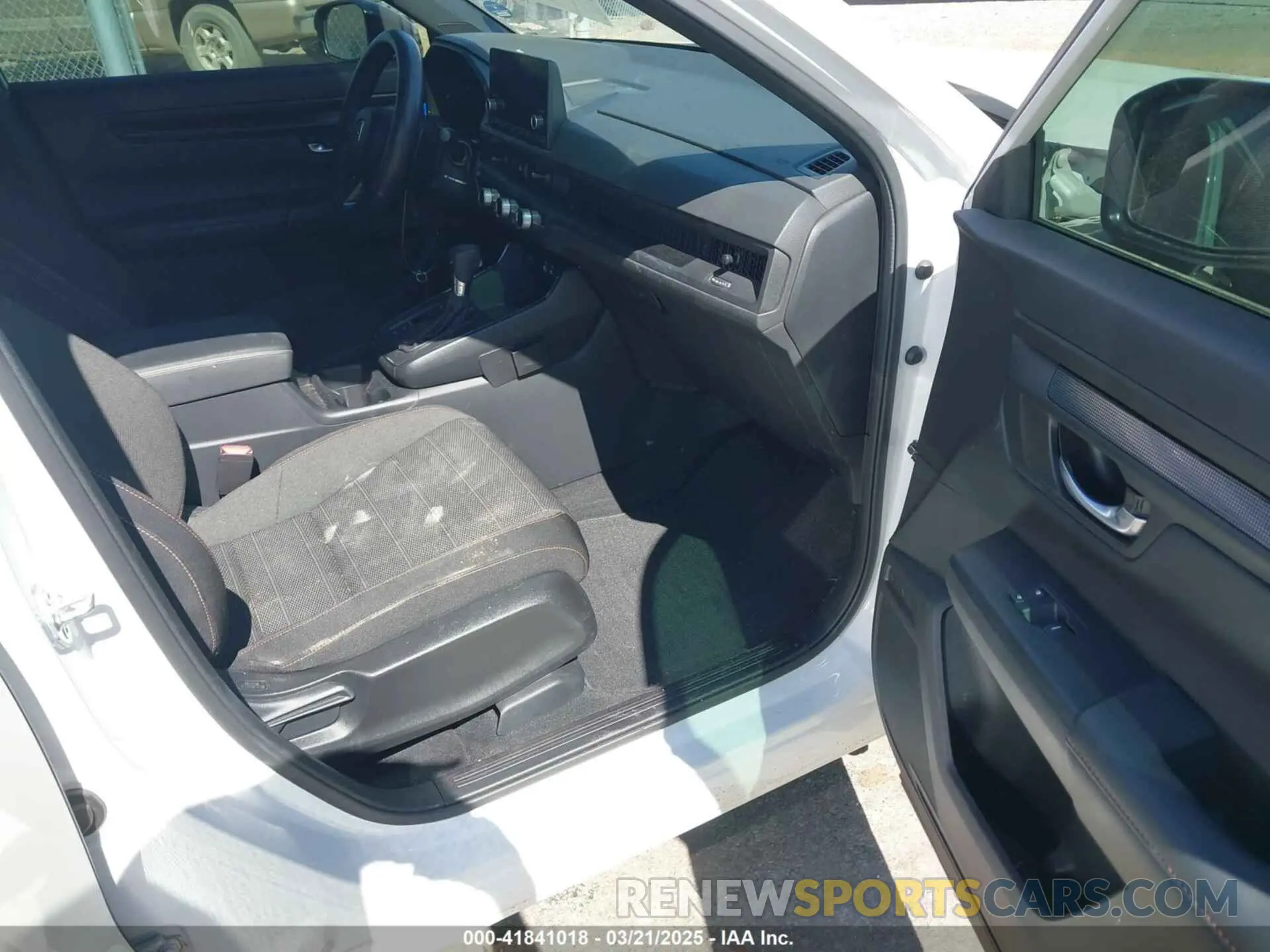 5 Photograph of a damaged car 5J6RS5H58PL000121 HONDA CR-V 2023