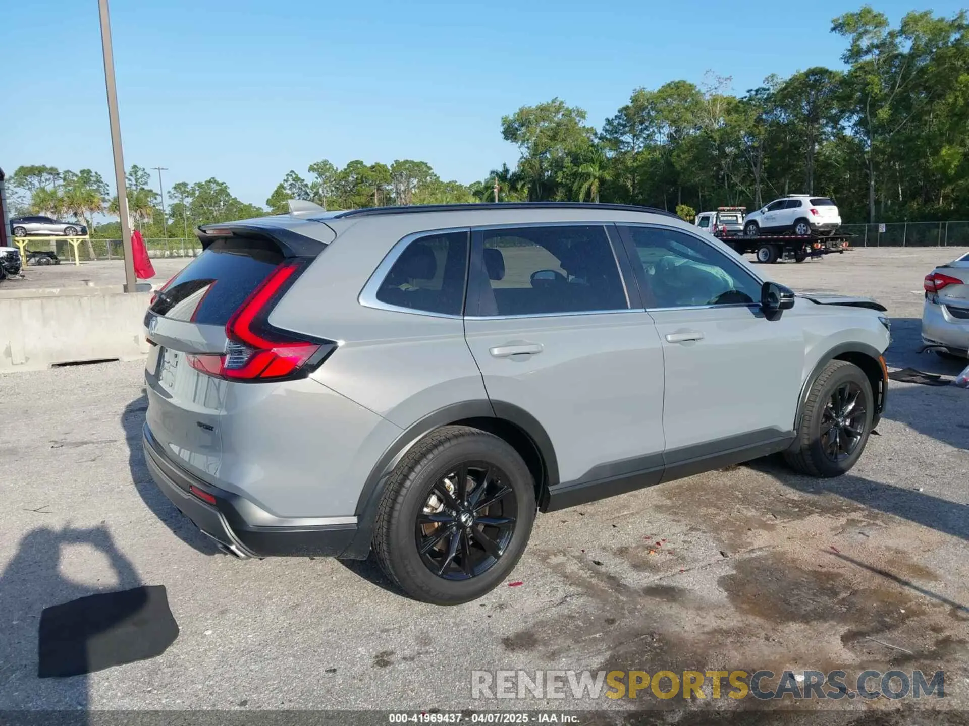 4 Photograph of a damaged car 7FARS5H53PE002422 HONDA CR-V 2023
