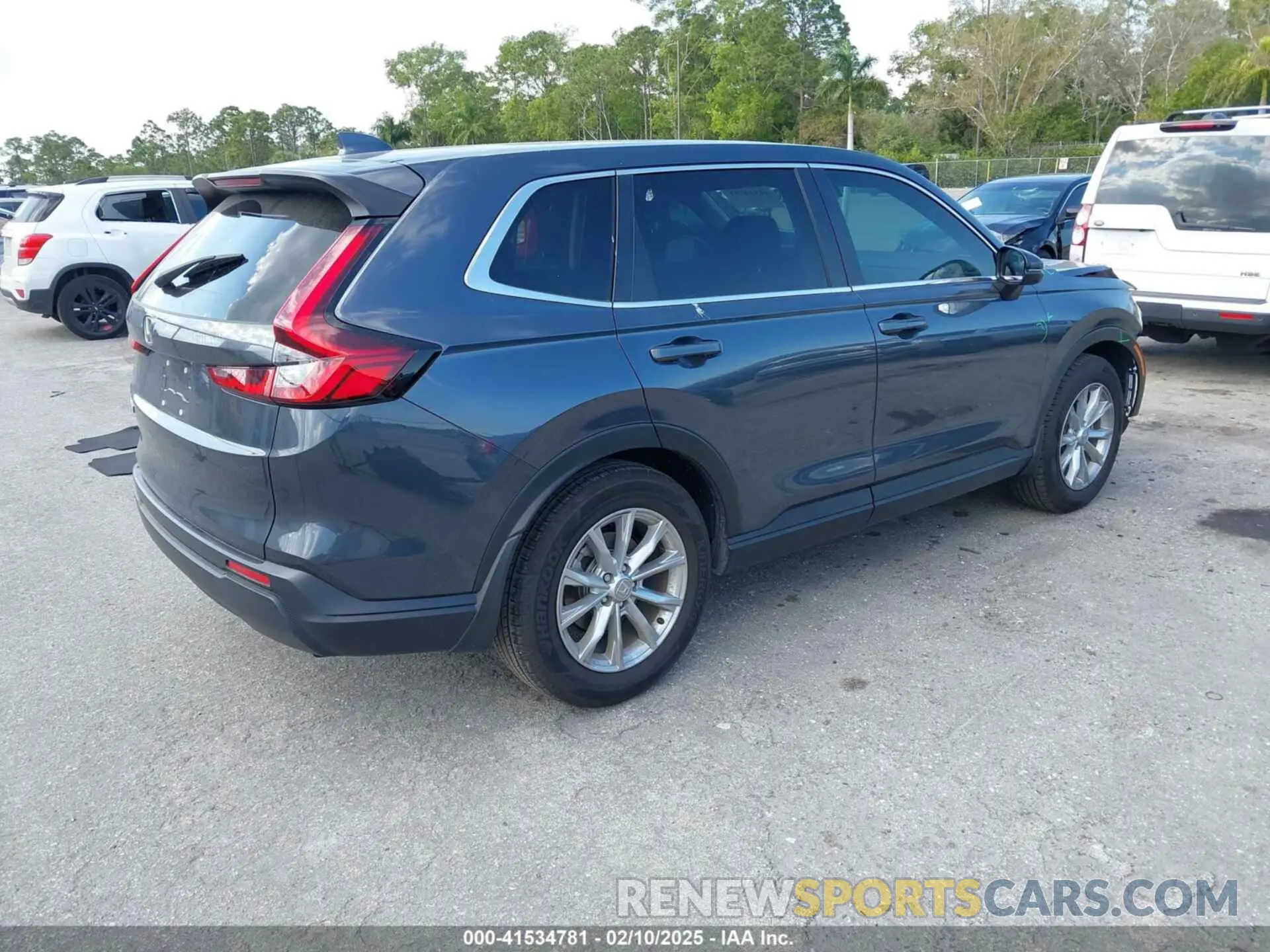 4 Photograph of a damaged car 2HKRS3H47RH328977 HONDA CR-V 2024