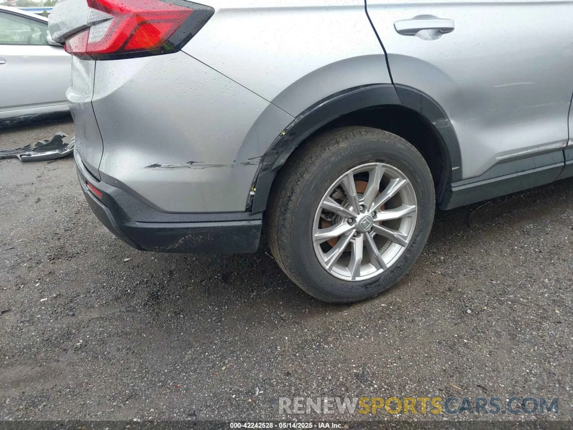 18 Photograph of a damaged car 2HKRS4H44RH433496 HONDA CR-V 2024