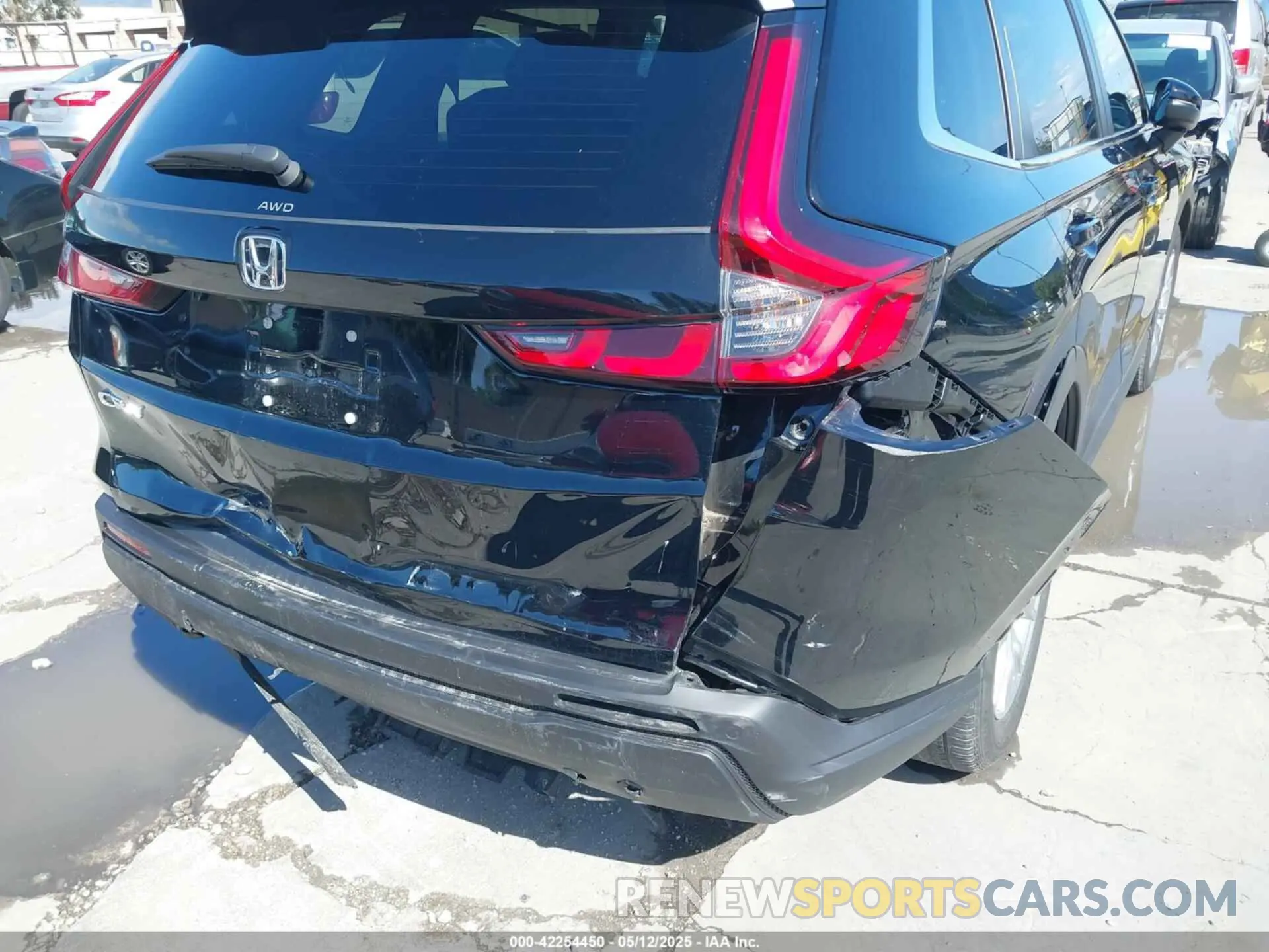 17 Photograph of a damaged car 2HKRS4H44RH435085 HONDA CR-V 2024