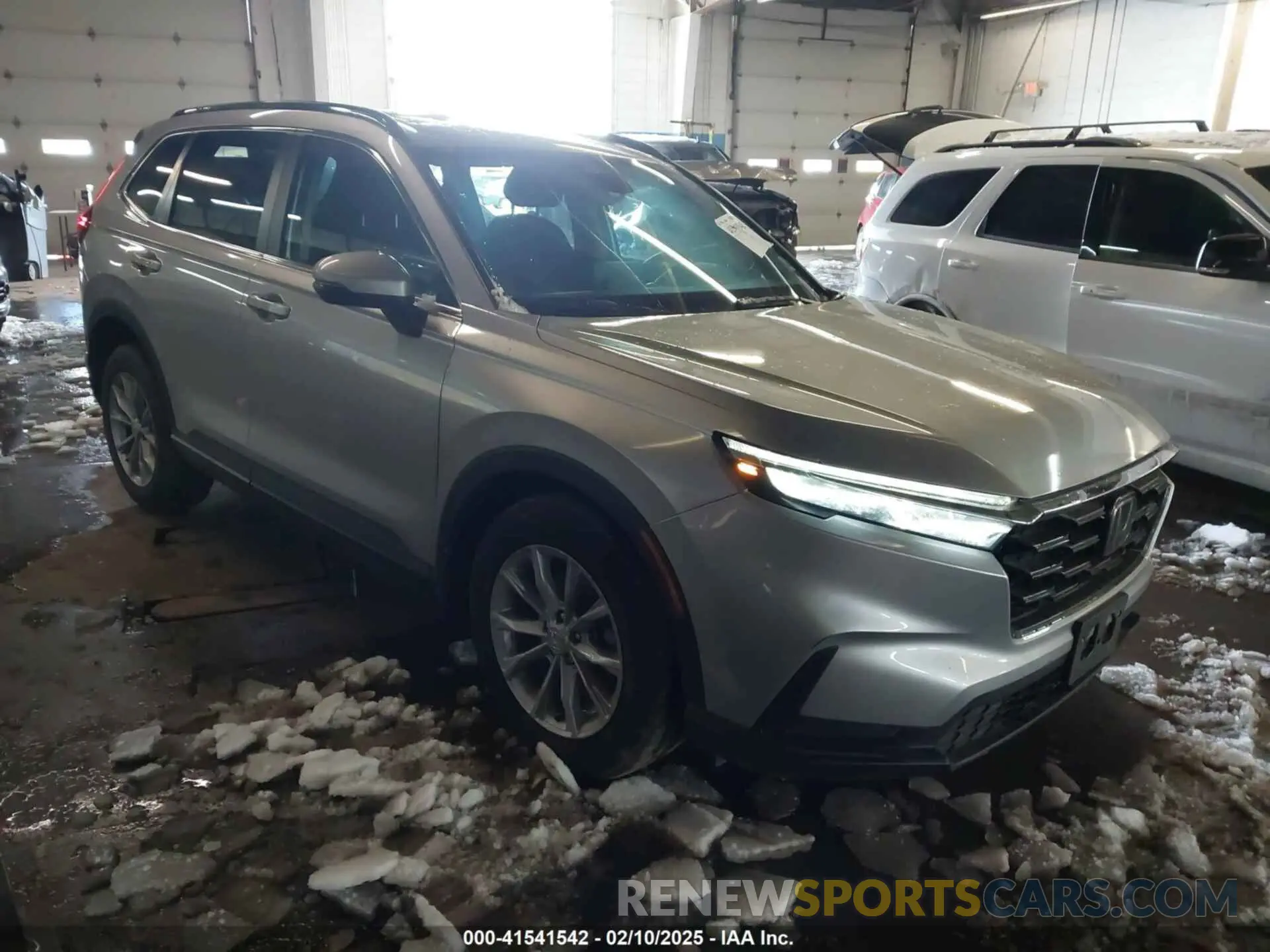 1 Photograph of a damaged car 2HKRS4H44RH461217 HONDA CR-V 2024