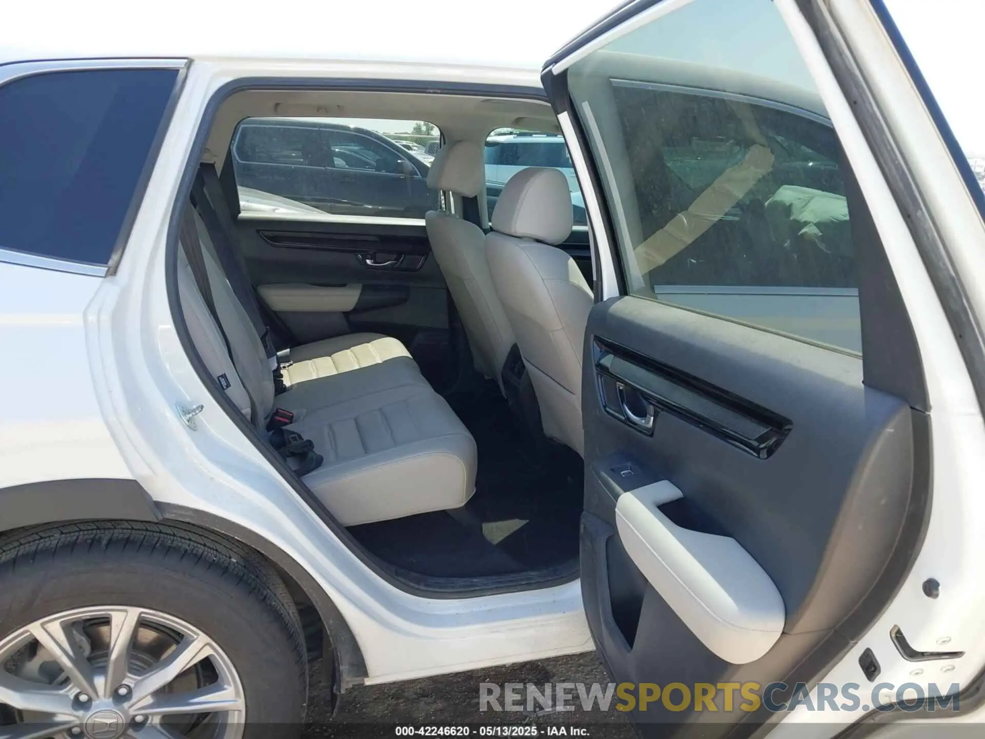 8 Photograph of a damaged car 2HKRS3H7XSH311378 HONDA CR-V 2025