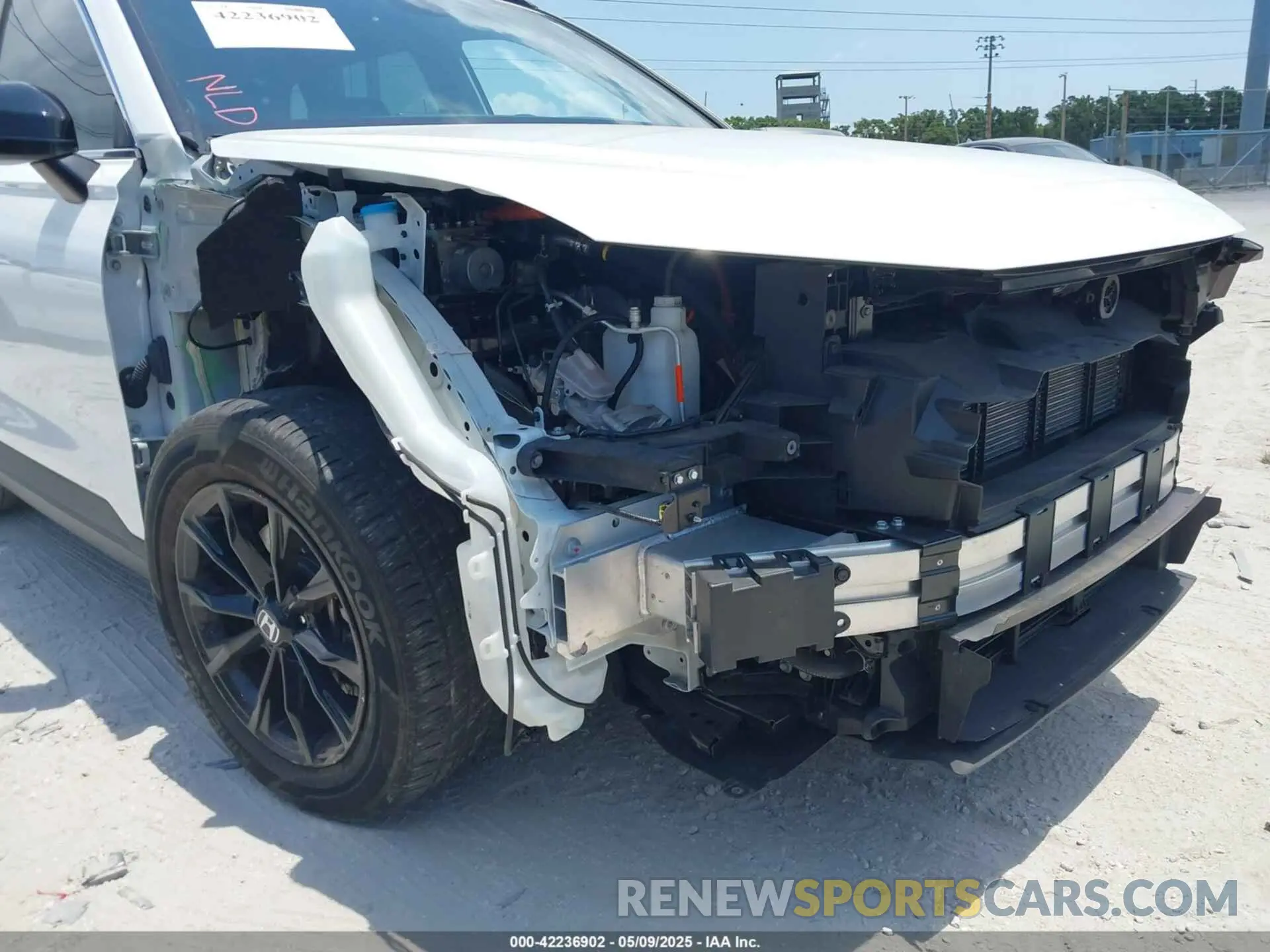 6 Photograph of a damaged car 7FARS5H51RE002552 HONDA CR-V HYBRID 2024