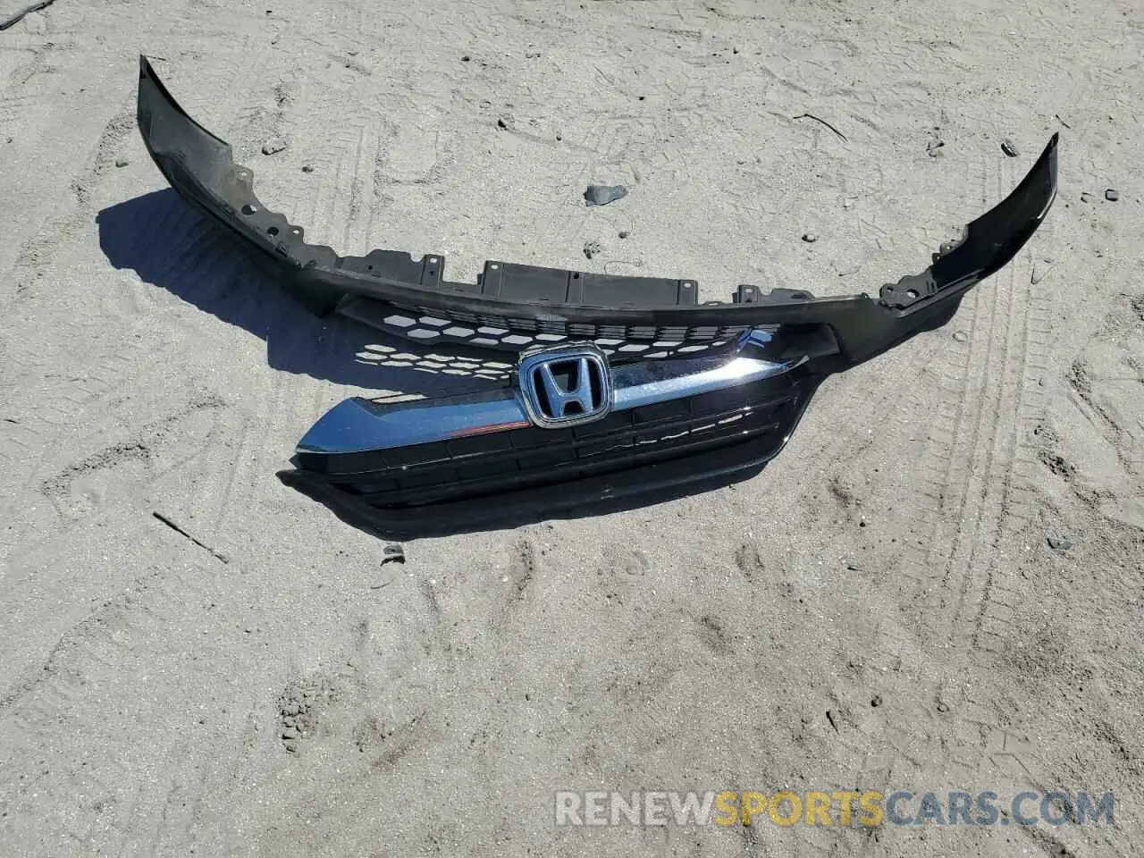 15 Photograph of a damaged car 2HKRW5H38KH412061 HONDA CRV 2019