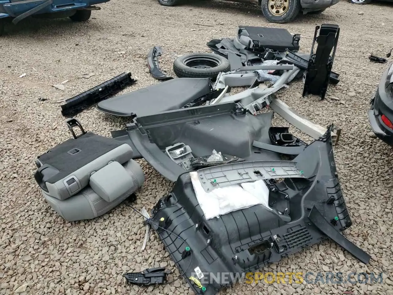 13 Photograph of a damaged car 2HKRW2H58LH681033 HONDA CRV 2020