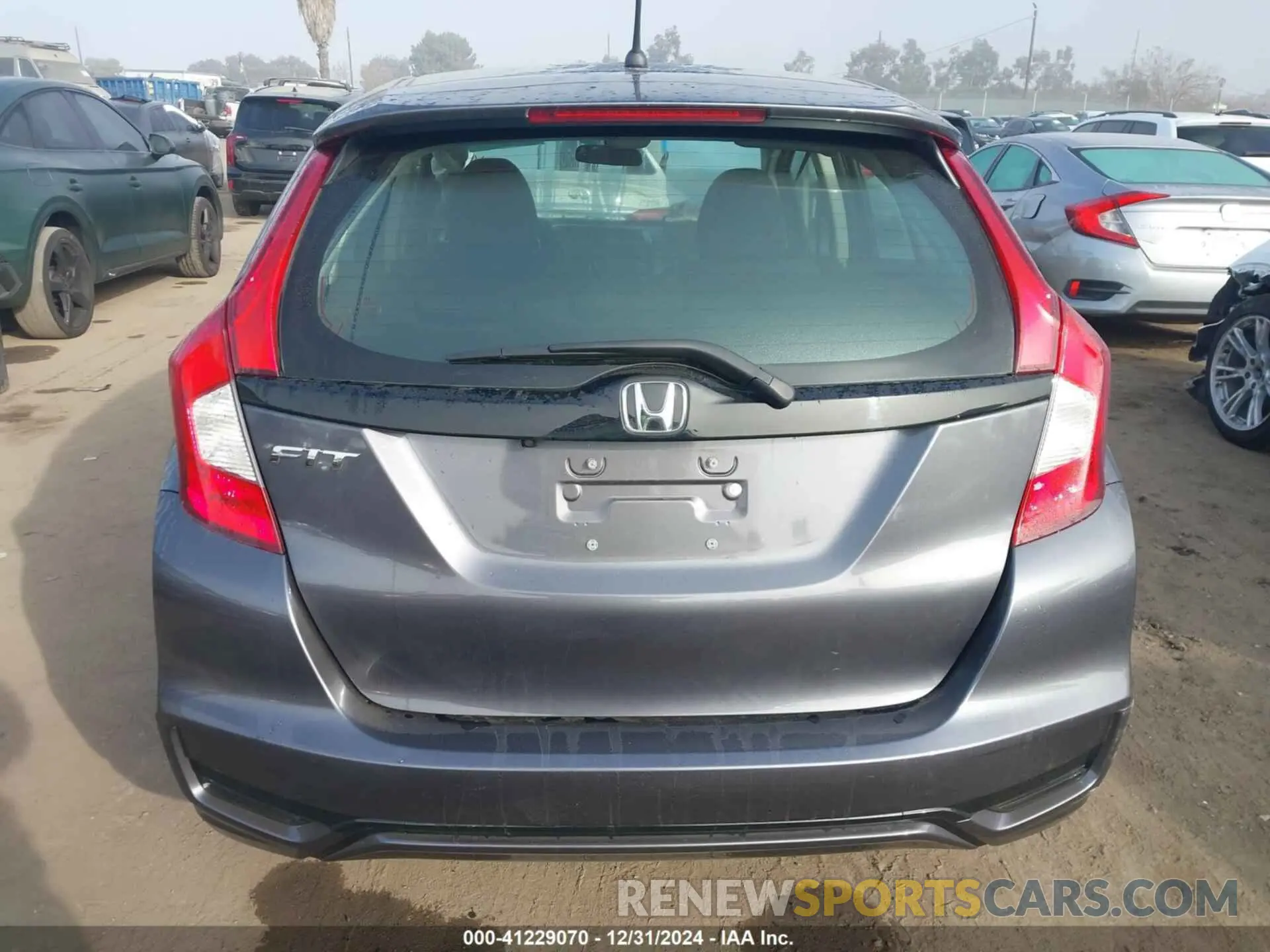 16 Photograph of a damaged car 3HGGK5H42KM746366 HONDA FIT 2019