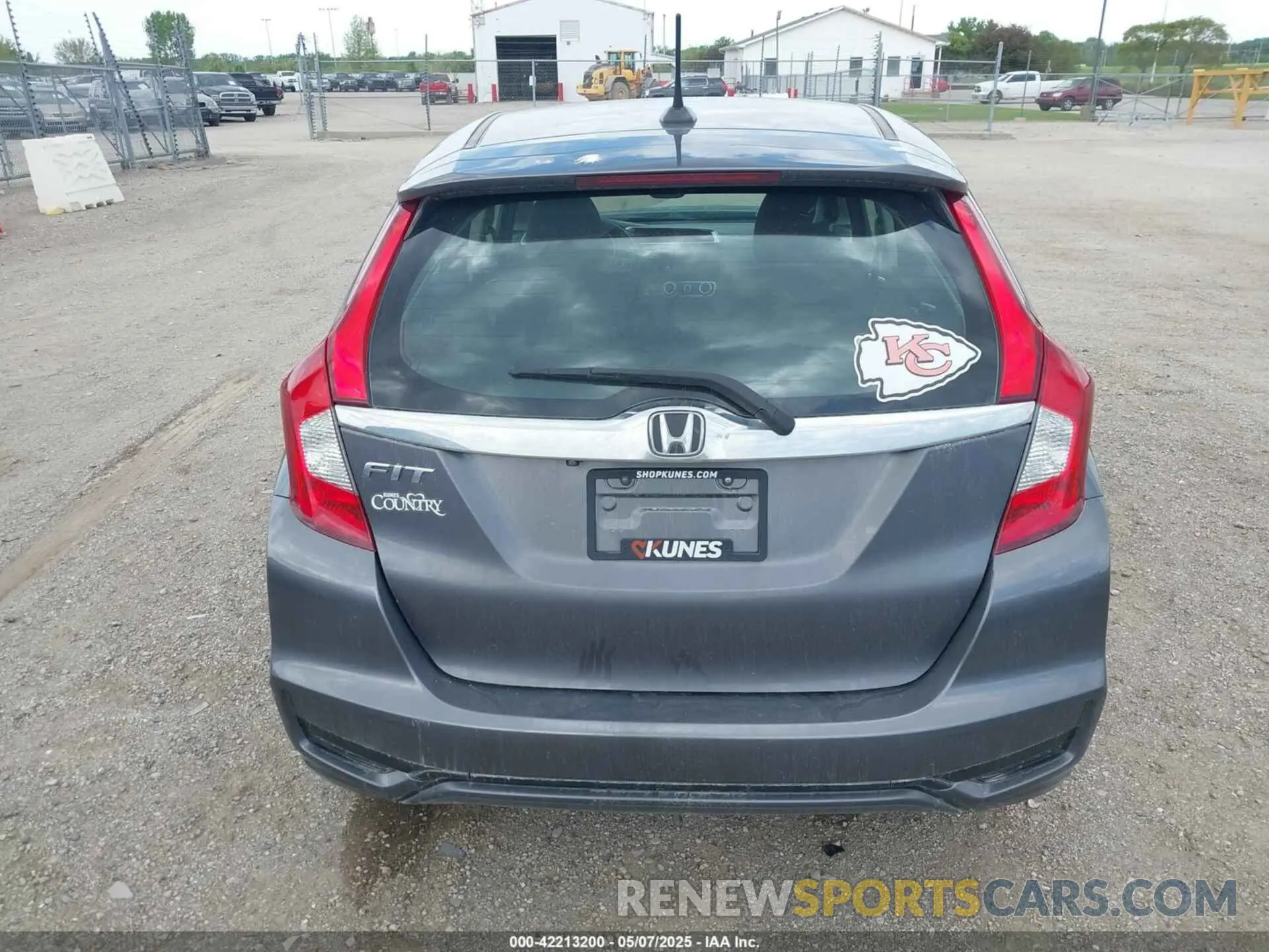 17 Photograph of a damaged car 3HGGK5H81KM742537 HONDA FIT 2019