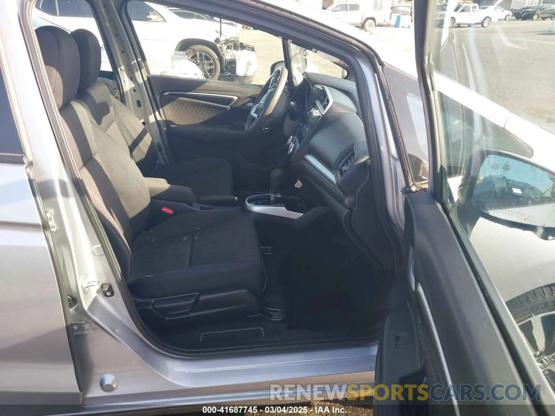 5 Photograph of a damaged car 3HGGK5H86KM736636 HONDA FIT 2019