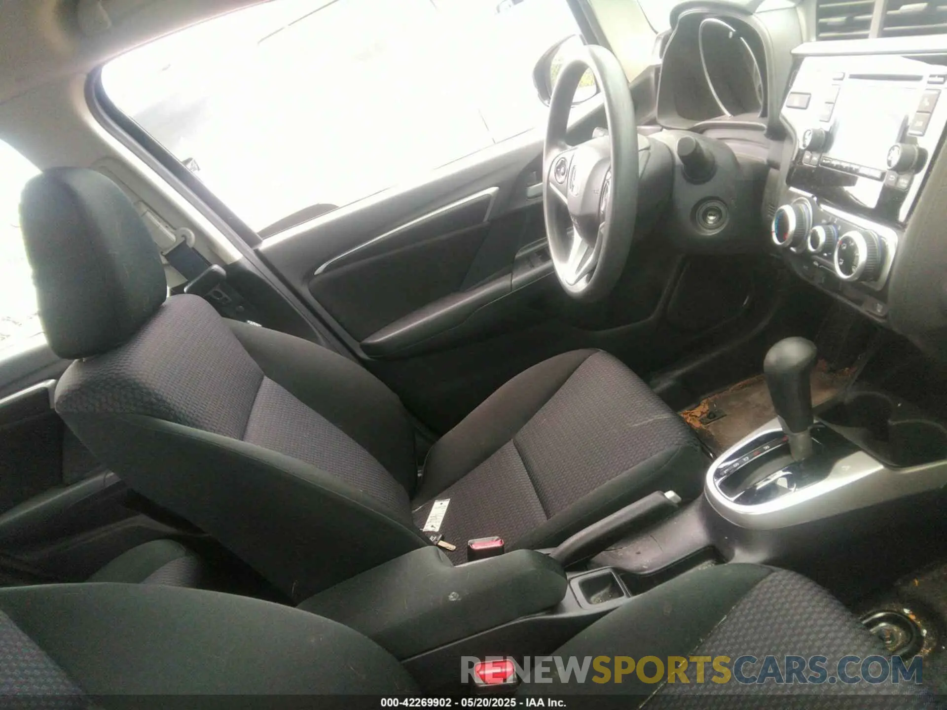 5 Photograph of a damaged car 3HGGK5H44LM727805 HONDA FIT 2020