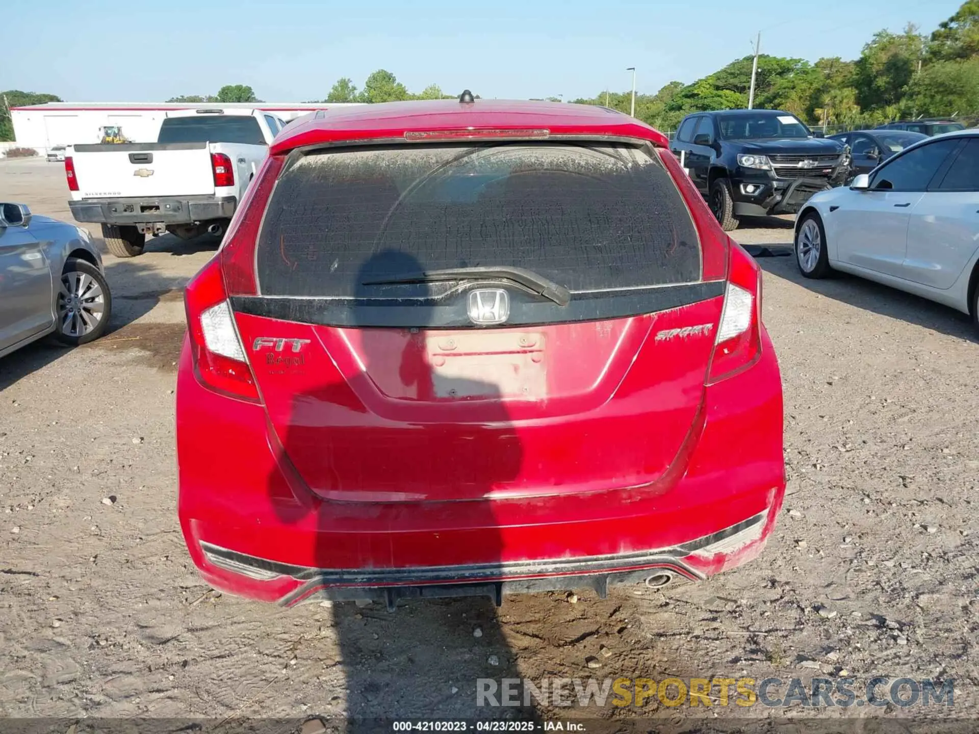 16 Photograph of a damaged car 3HGGK5H63LM718904 HONDA FIT 2020