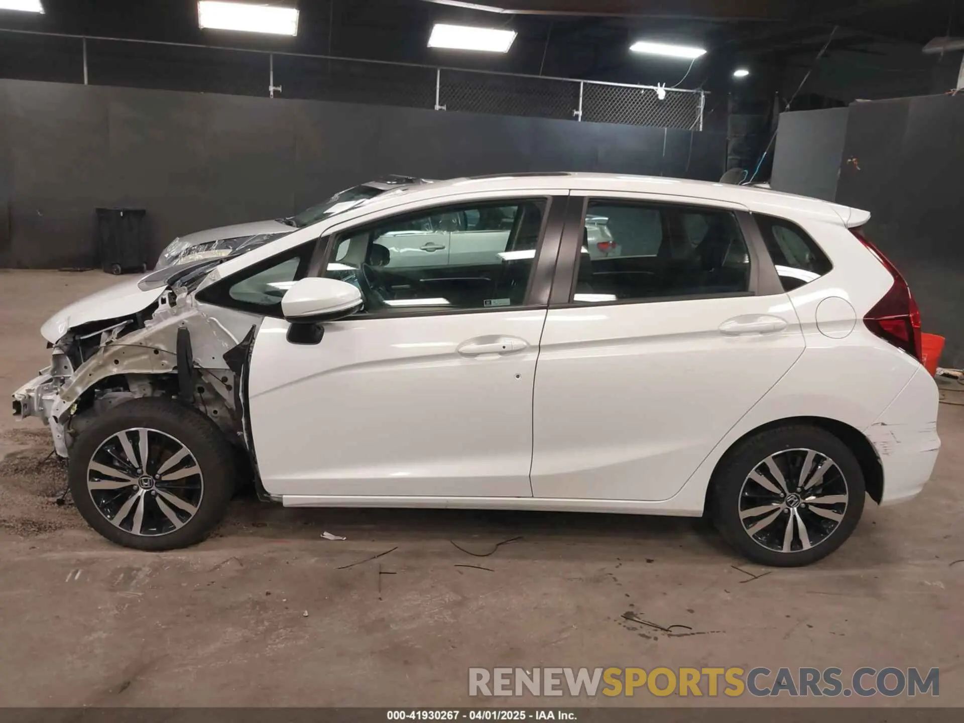 15 Photograph of a damaged car 3HGGK5H86LM702469 HONDA FIT 2020