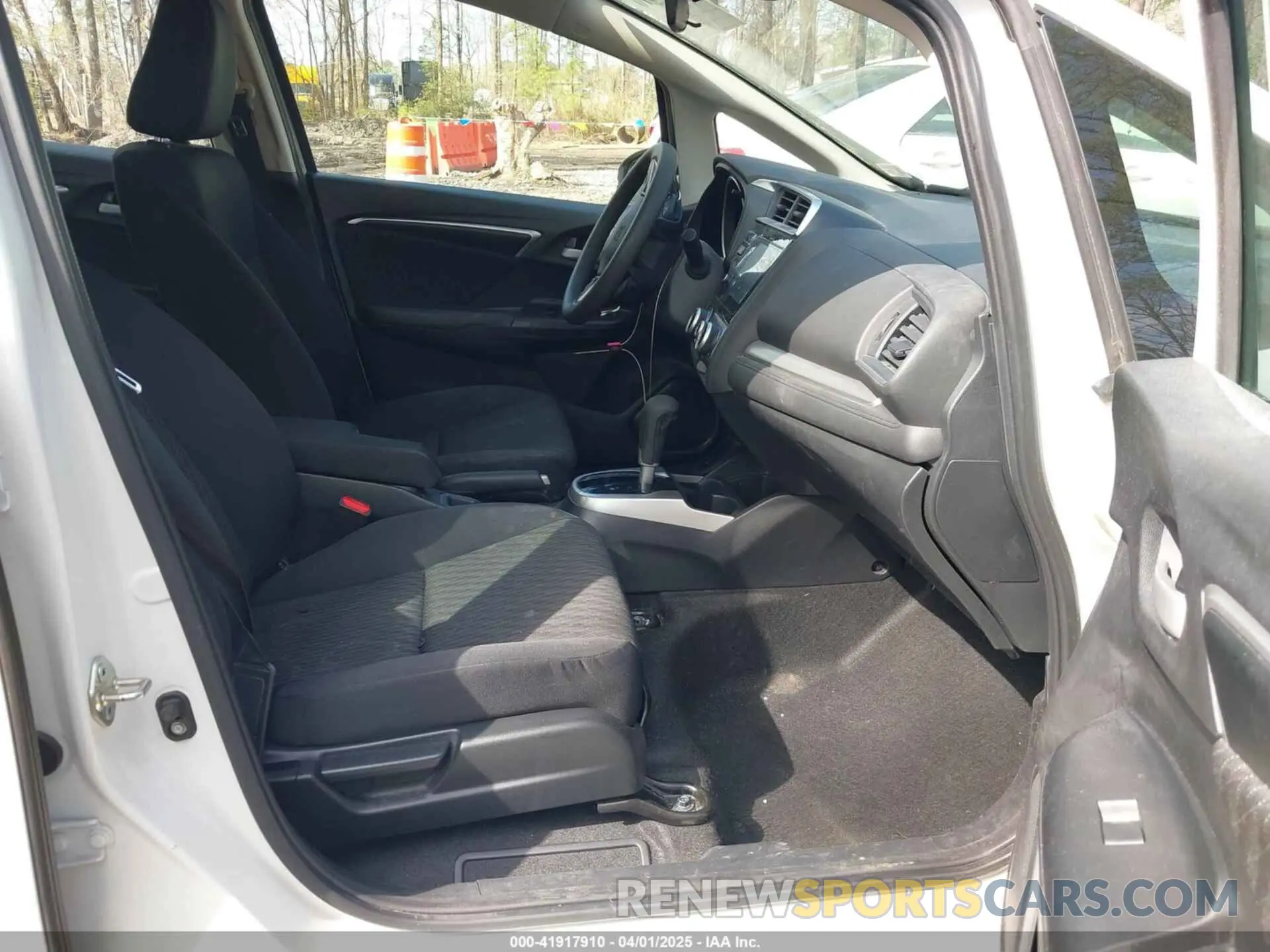 5 Photograph of a damaged car 3HGGK5H86LM704254 HONDA FIT 2020