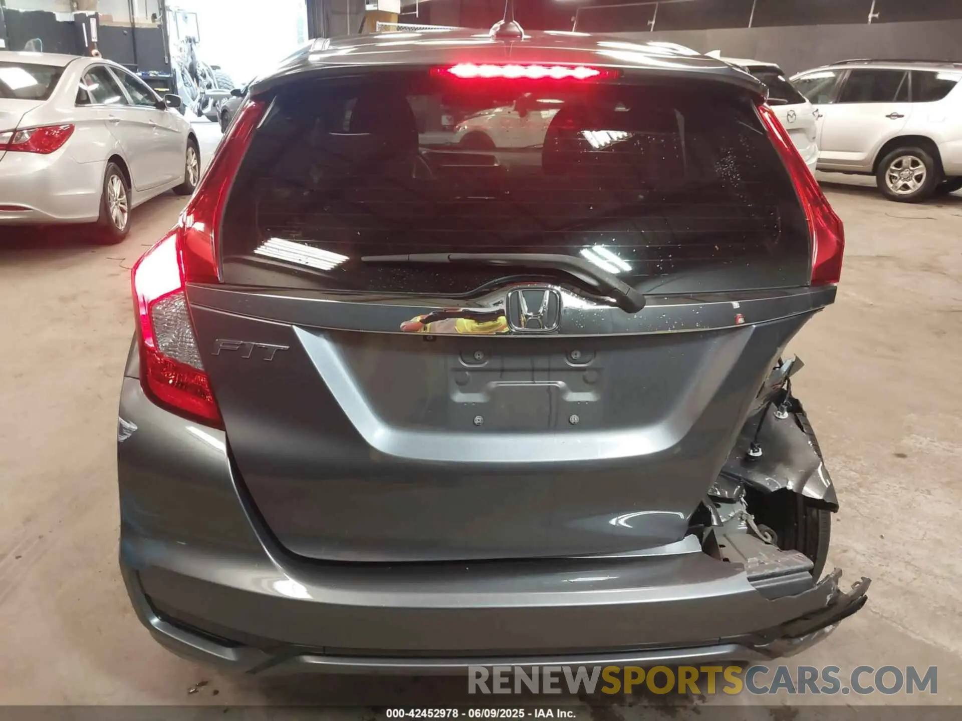 16 Photograph of a damaged car 3HGGK5H88LM733156 HONDA FIT 2020