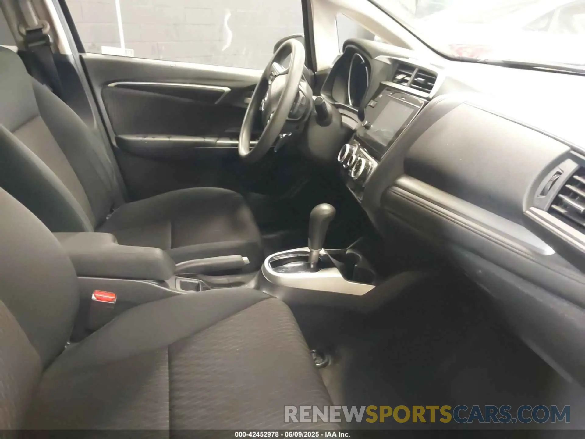 5 Photograph of a damaged car 3HGGK5H88LM733156 HONDA FIT 2020